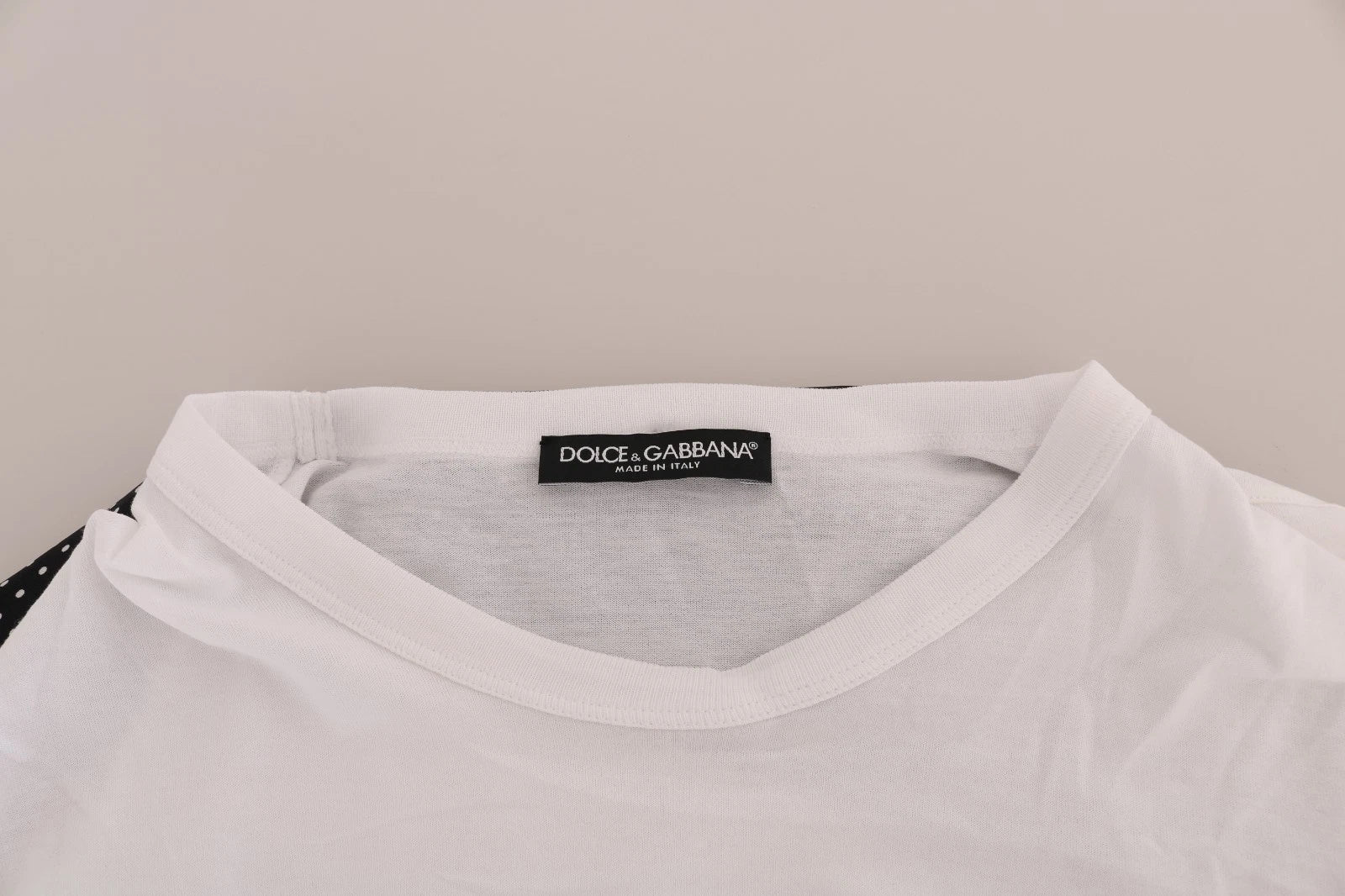 Écharpe en coton blanc et soie noire Dolce & Gabbana portée comme haut ou T-shirt, élégante et raffinée.