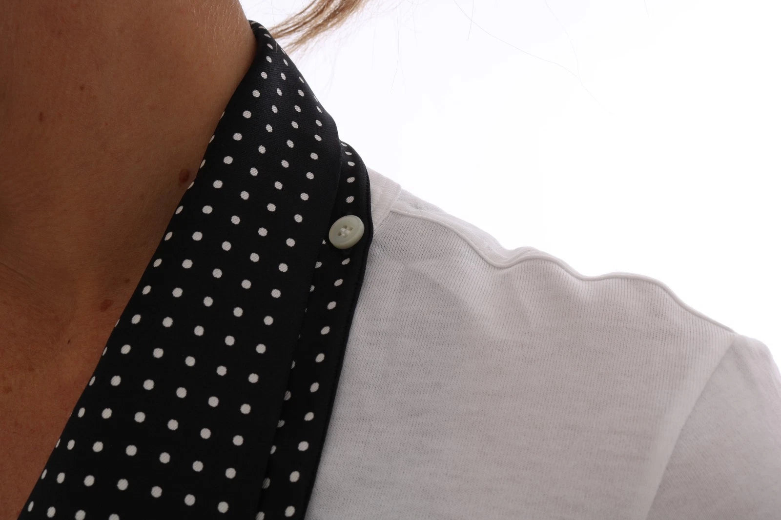 Écharpe en coton blanc et soie noire de Dolce & Gabbana, portée comme haut ou t-shirt, avec motifs élégants.