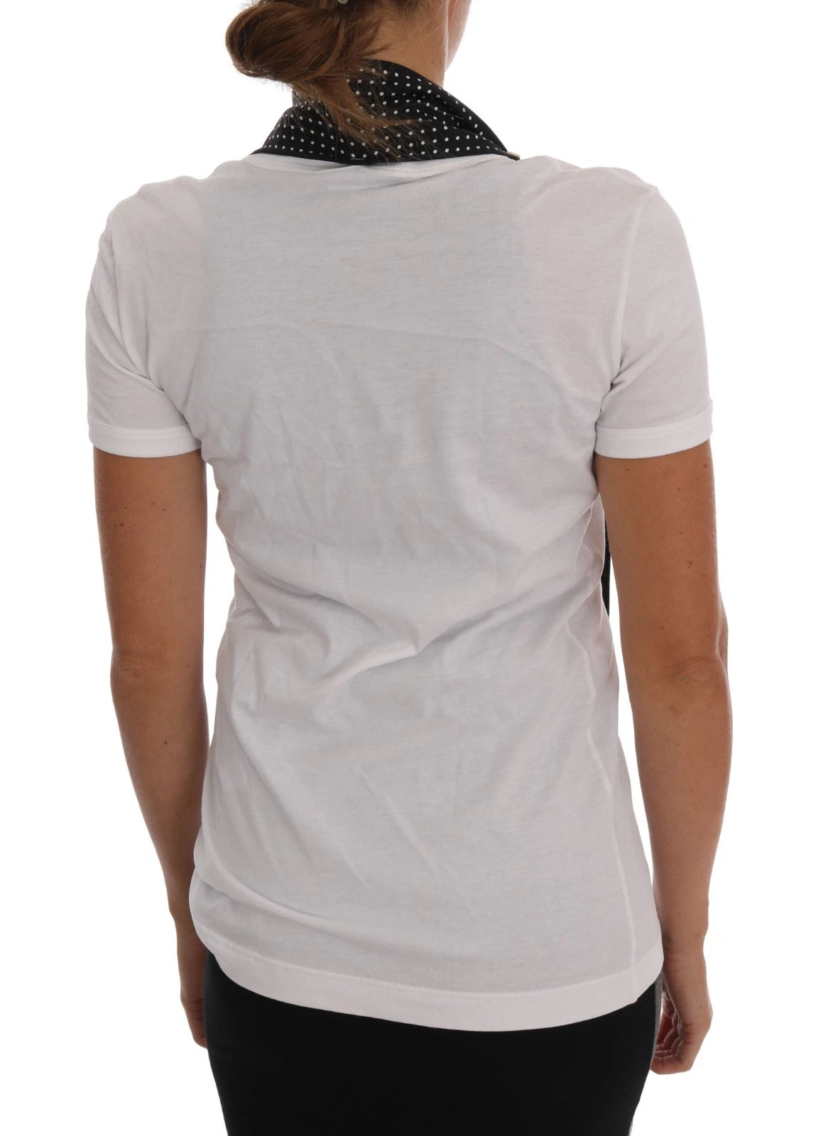 Écharpe Dolce & Gabbana en coton blanc et soie noire portée comme haut ou t-shirt, avec détails élégants et tissu fluide.