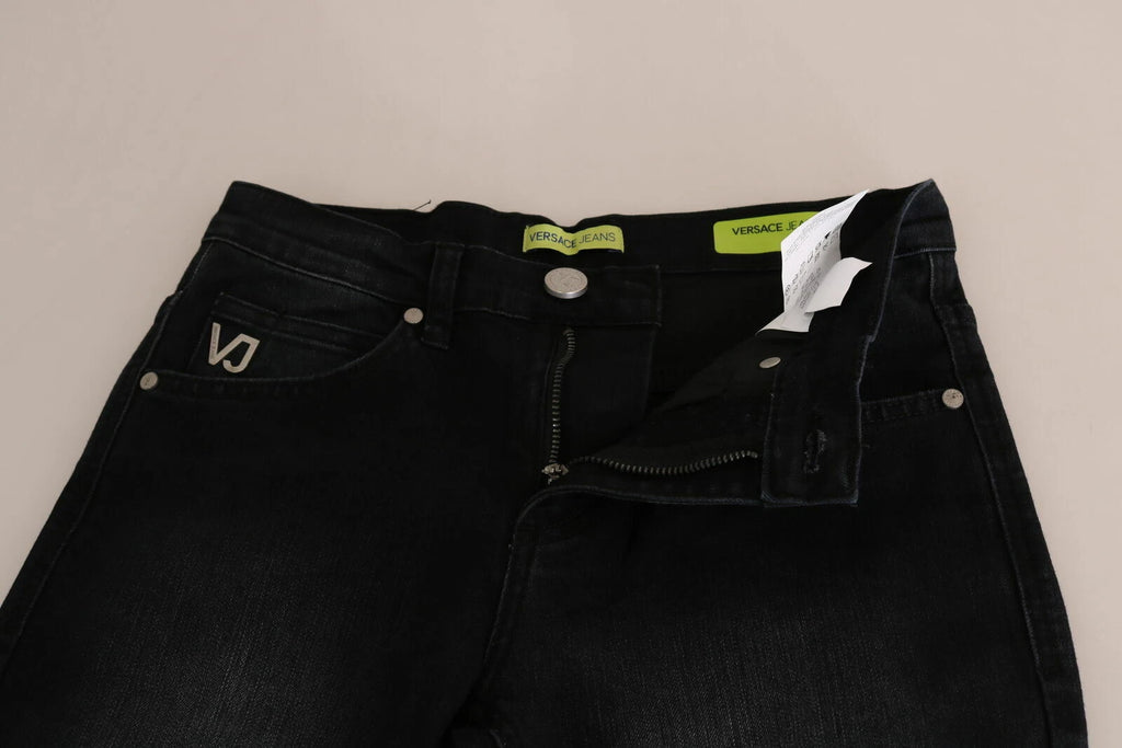 Pantalon en denim noir slim fit Versace Jeans Couture Dark Black Dora, coupe ajustée et design élégant, visible sur l'image.