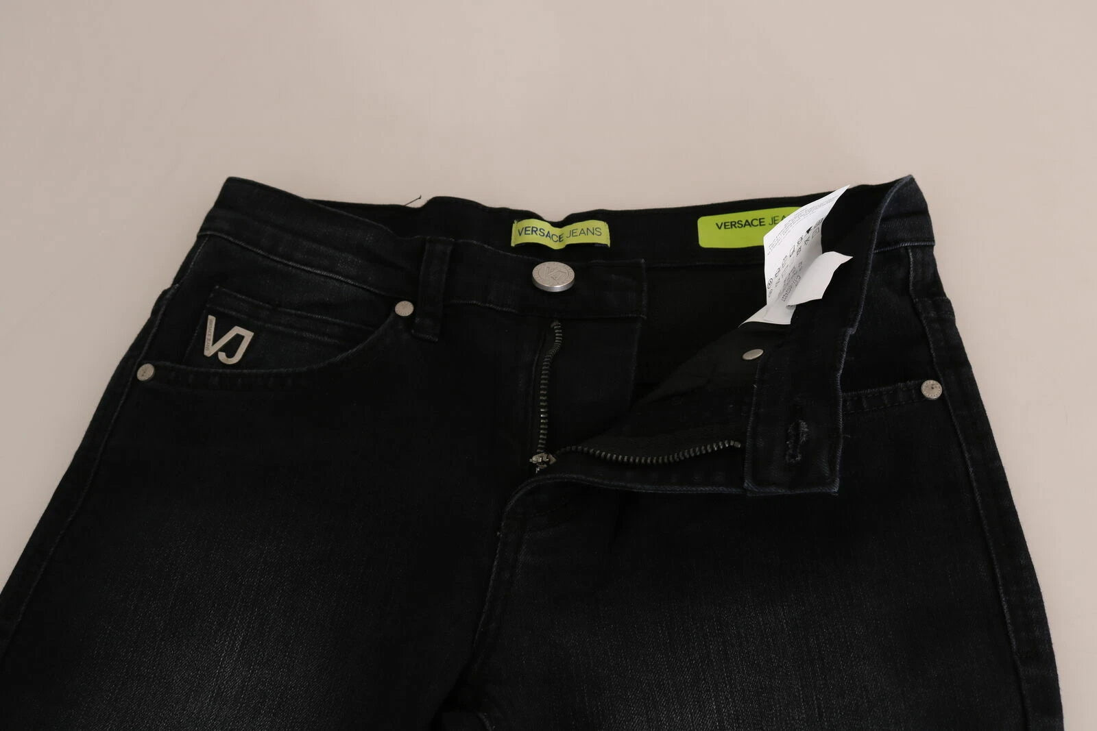 Pantalon en denim noir slim fit Versace Jeans Couture Dark Black Dora, coupe ajustée et design élégant, visible sur l'image.