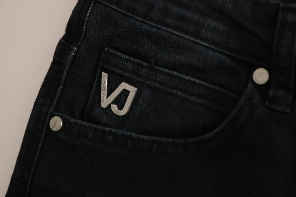 Pantalon en jean slim noir foncé Versace Jeans Couture Dora, coupe ajustée, portés sur un mannequin.