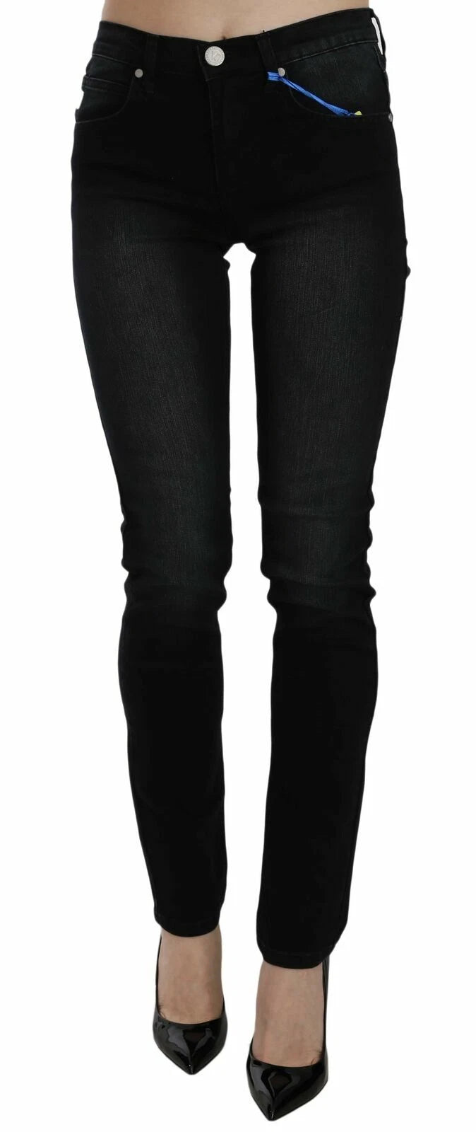 Pantalon en jean slim noir sombre de Versace Jeans Couture, coupe ajustée et style tendance visible sur l’image.