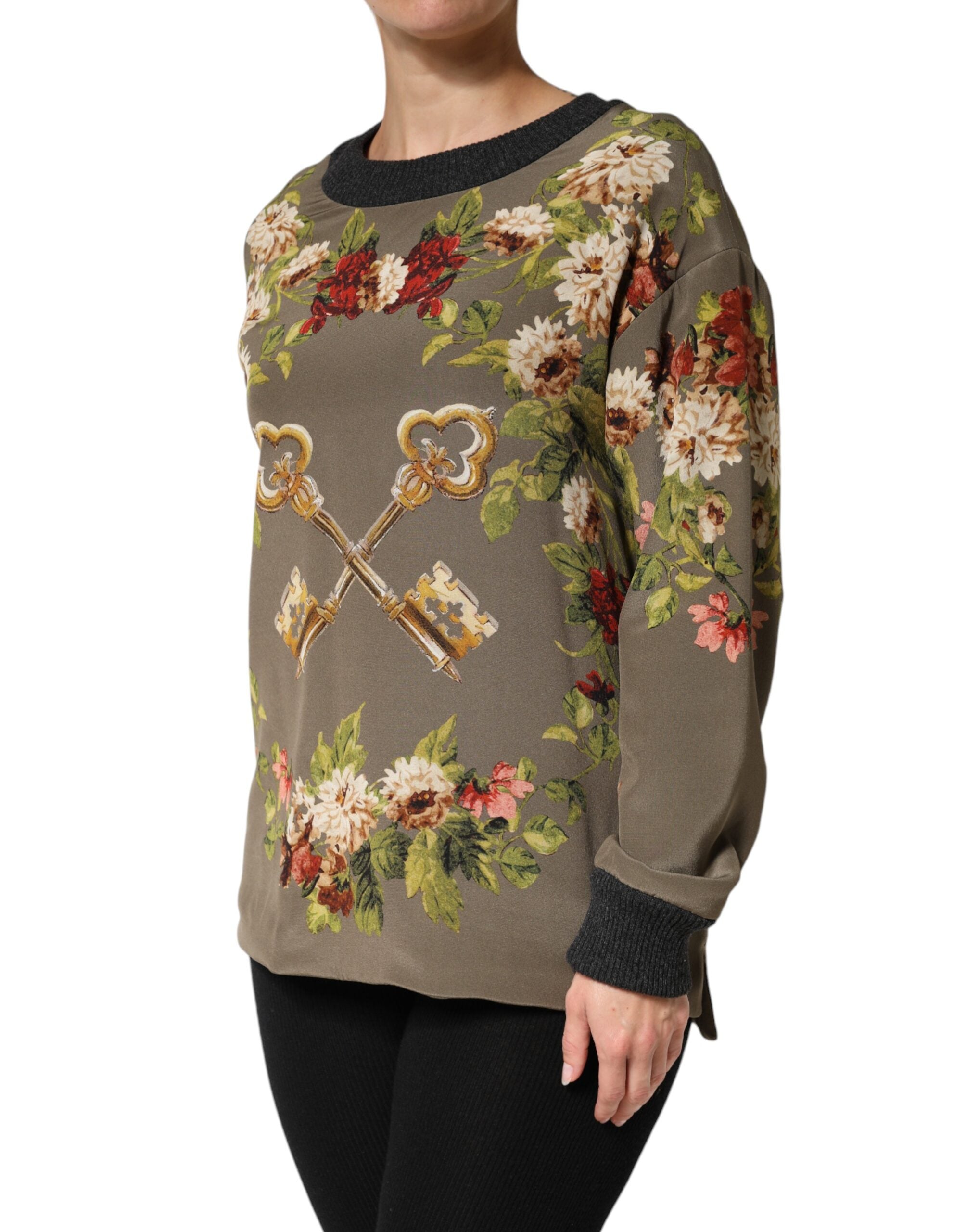 Pull en soie Dolce & Gabbana Enchanted Sicily avec col rond, couleur vive, porté sur mannequin.