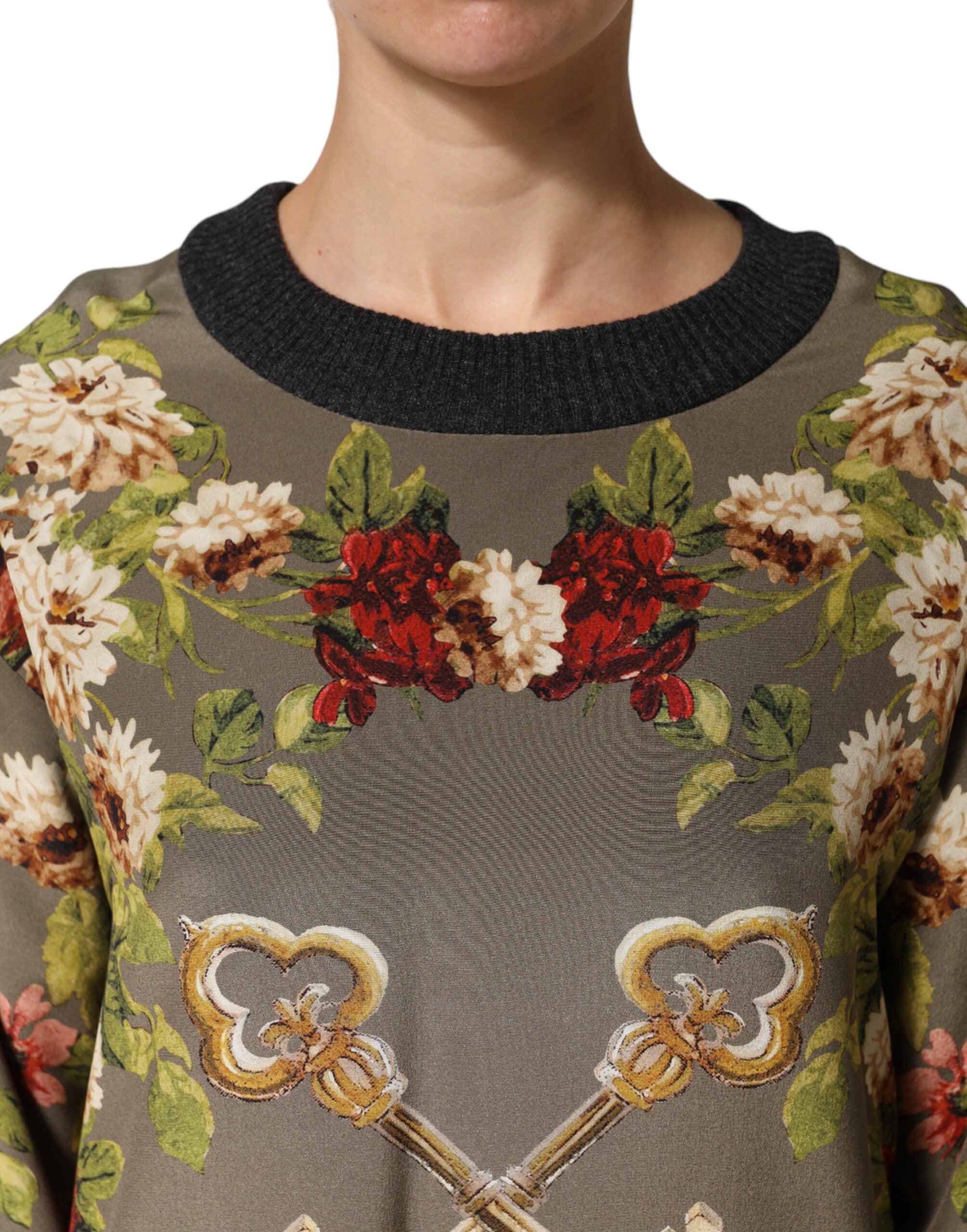 Pull en soie Dolce & Gabbana Enchanted Sicily avec col ras du cou, couleur vive et détails élégants visibles sur l'image.