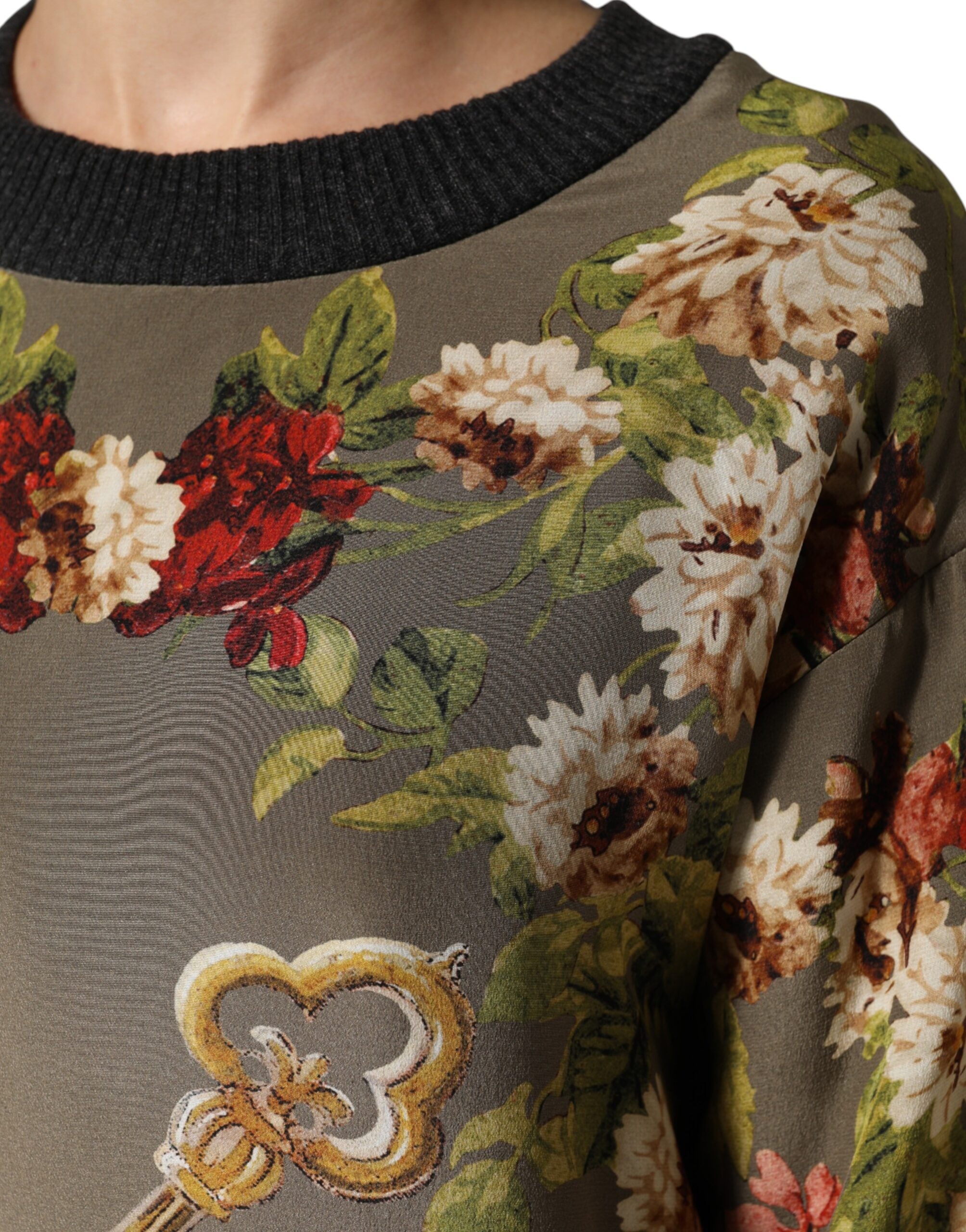 Pull en soie Dolce & Gabbana Enchanted Sicily à col rond, détails élégants et tissu fluide visible sur l'image.