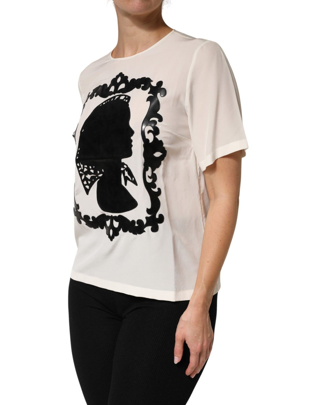 Haut Dolce & Gabbana en soie crème avec détails de silhouette et manches courtes, élégant et sophistiqué.
