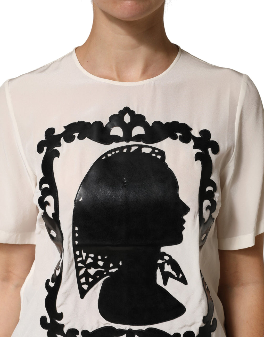 T-shirt Dolce & Gabbana en soie crème avec détails de silhouette à manches courtes, élégance et style sophistiqué.