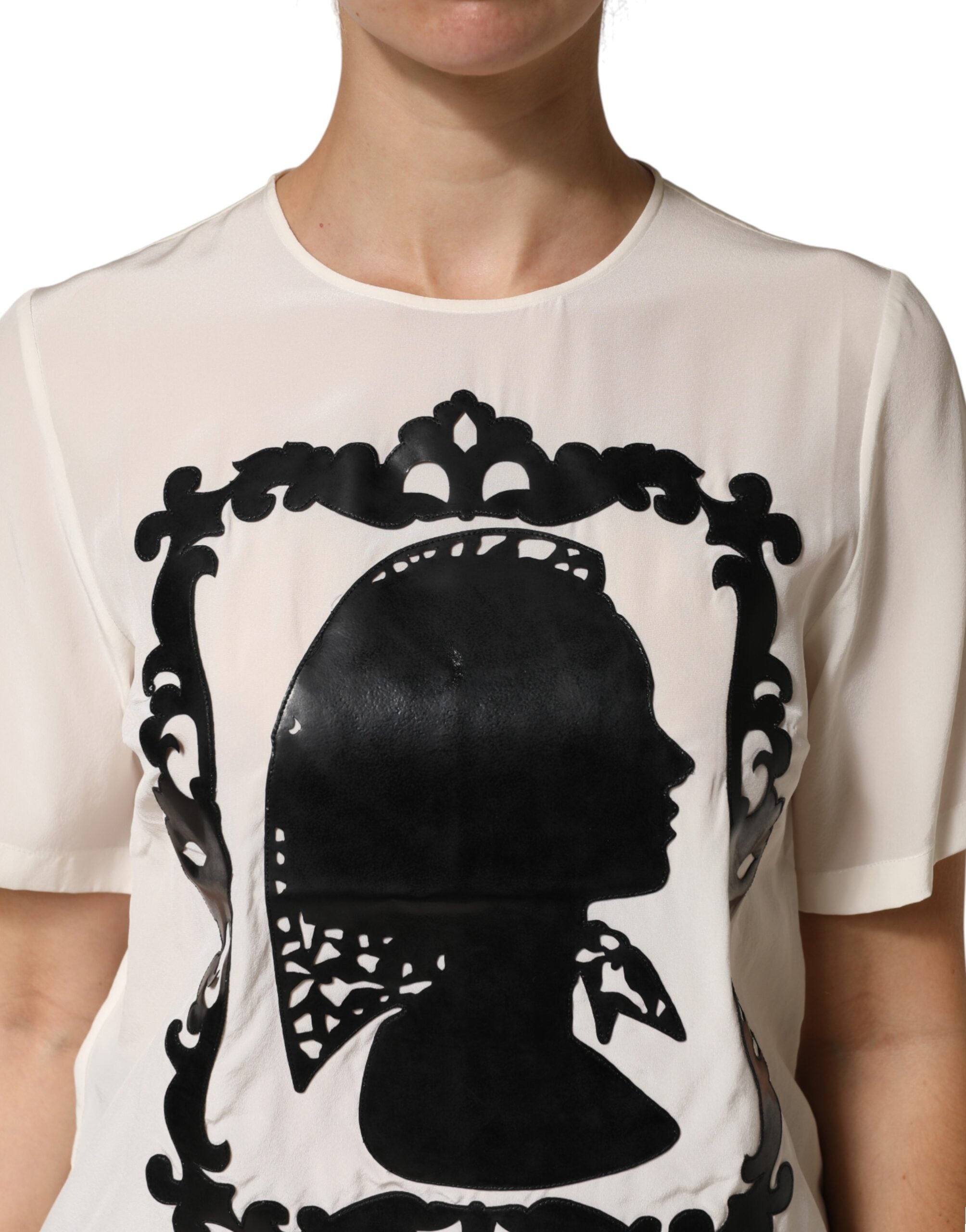 T-shirt Dolce & Gabbana en soie crème avec détails de silhouette à manches courtes, élégance et style sophistiqué.