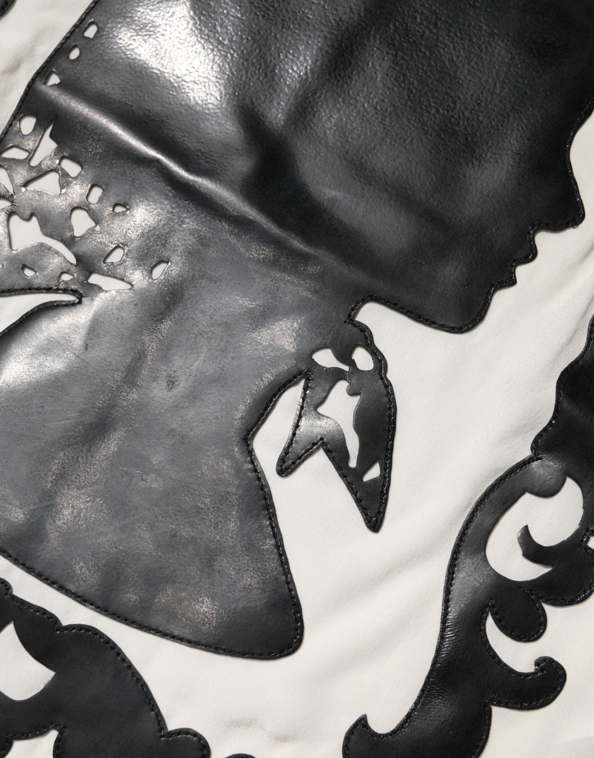 T-shirt à manches courtes en soie crème avec détails silhouette Dolce & Gabbana, élégante et sophistiquée.