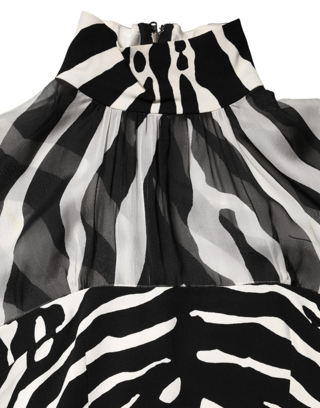 Chemise courte en chiffon à motif zèbre de Dolce & Gabbana, avec panneaux en tissu léger et design élégant.