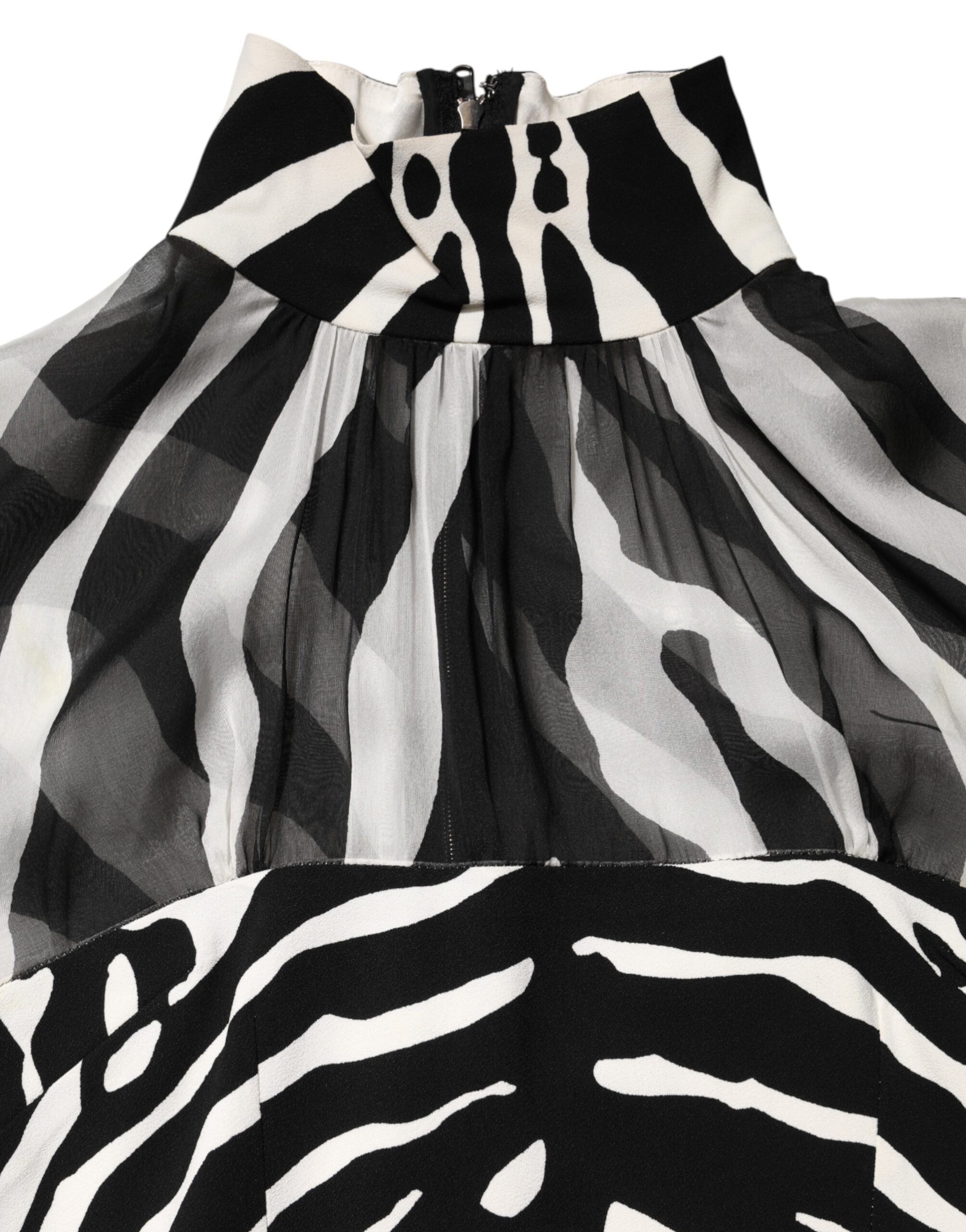 Chemise courte en chiffon à motif zèbre de Dolce & Gabbana, avec panneaux en tissu léger et design élégant.