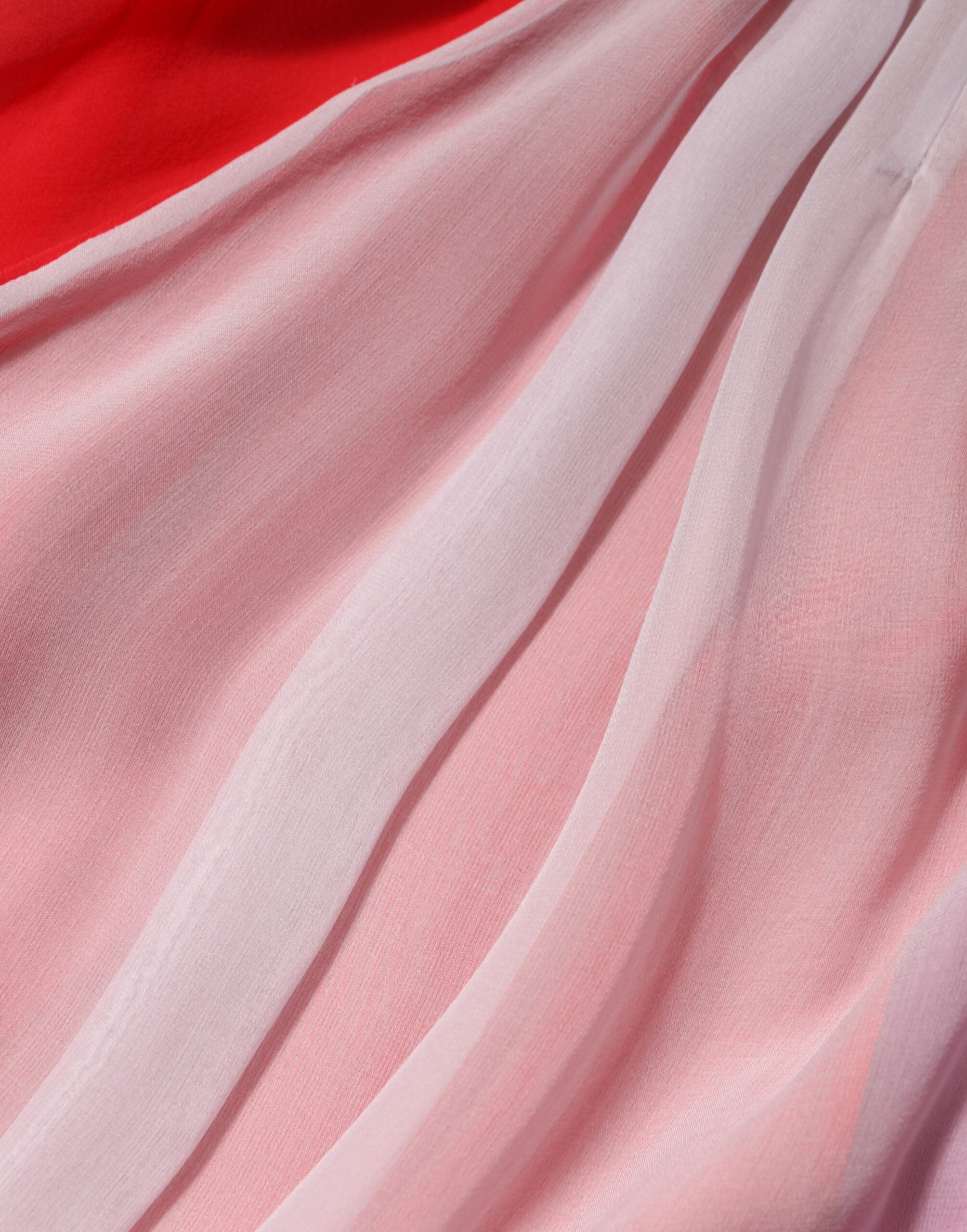 Chemise en soie à manches courtes de couleur multicolore Dolce & Gabbana, vue de face.