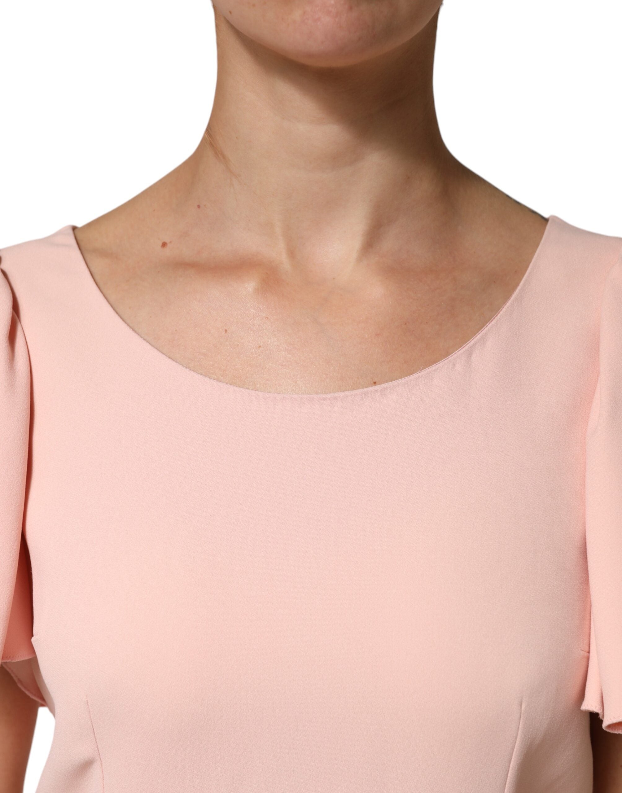 Blouse rose à manches courtes et col rond de Dolce & Gabbana, vue de face, en tissu léger élégante et féminine.