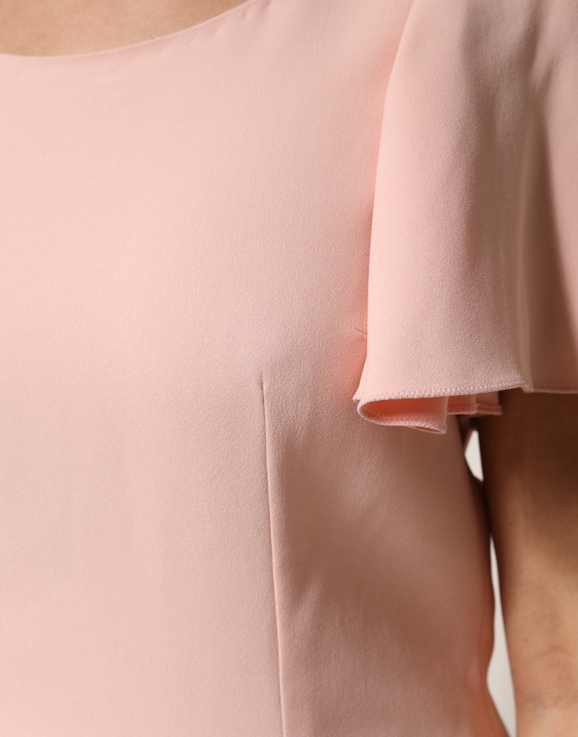 Chemisier rose à manches courtes et col rond de Dolce & Gabbana, vêtement élégant en tissu léger.