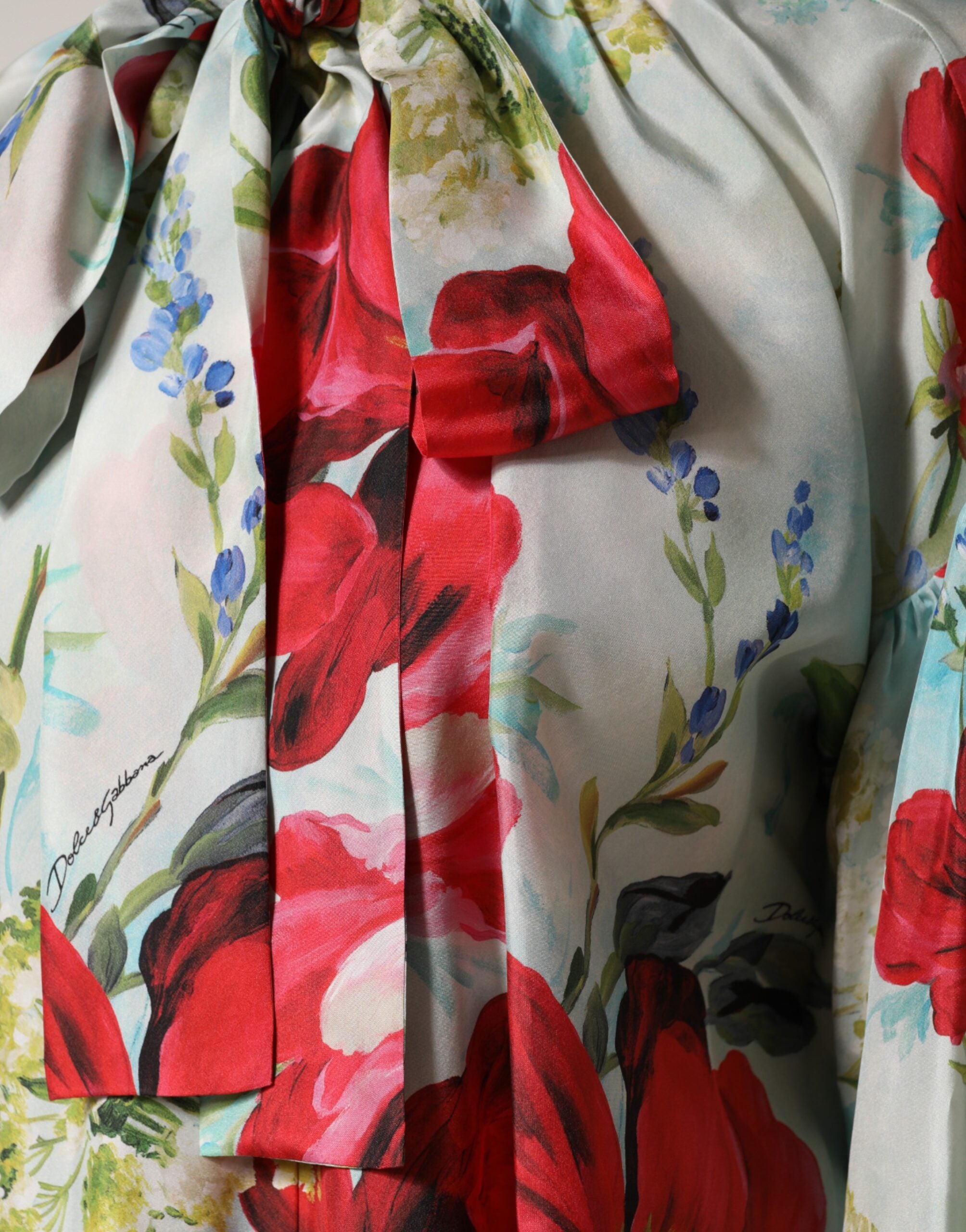 Chemisier Dolce & Gabbana à manches longues avec motif floral multicolore, tissu léger et élégant.