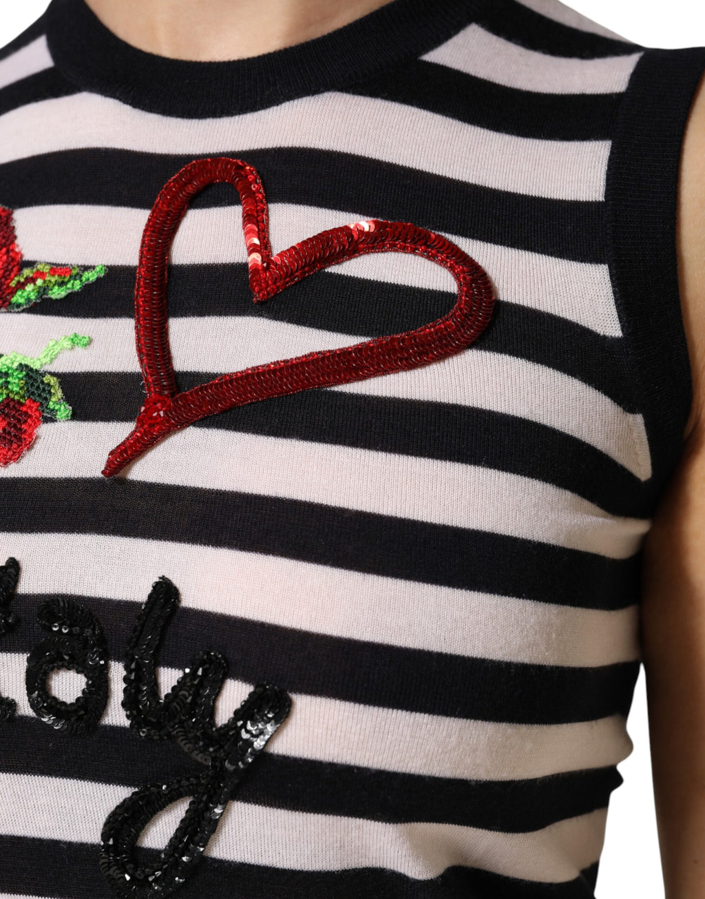 Haut sans manches en cachemire et soie noir et blanc de Dolce & Gabbana, détail élégant avec finition raffinée.