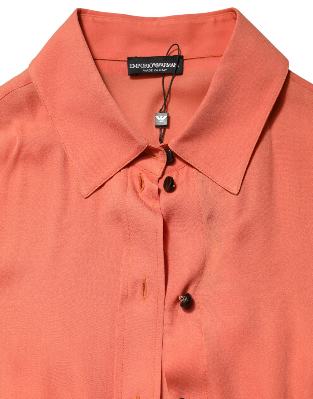 Chemise orange à col et manches longues Emporio Armani, boutonnière élégante et tissu fin pour un style sophistiqué.