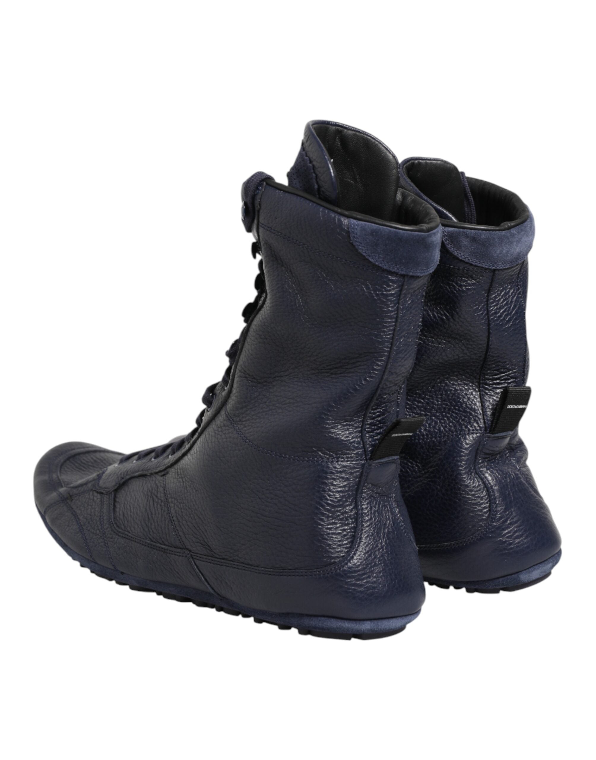 Bottes mi-mollet en cuir de cerf bleu foncé de Dolce & Gabbana, élégantes et modernes, visibles en gros plan.