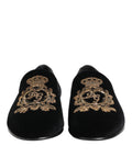 Mocassins pour homme Dolce & Gabbana en velours noir avec une couronne en or, chaussures élégantes et sophistiquées.