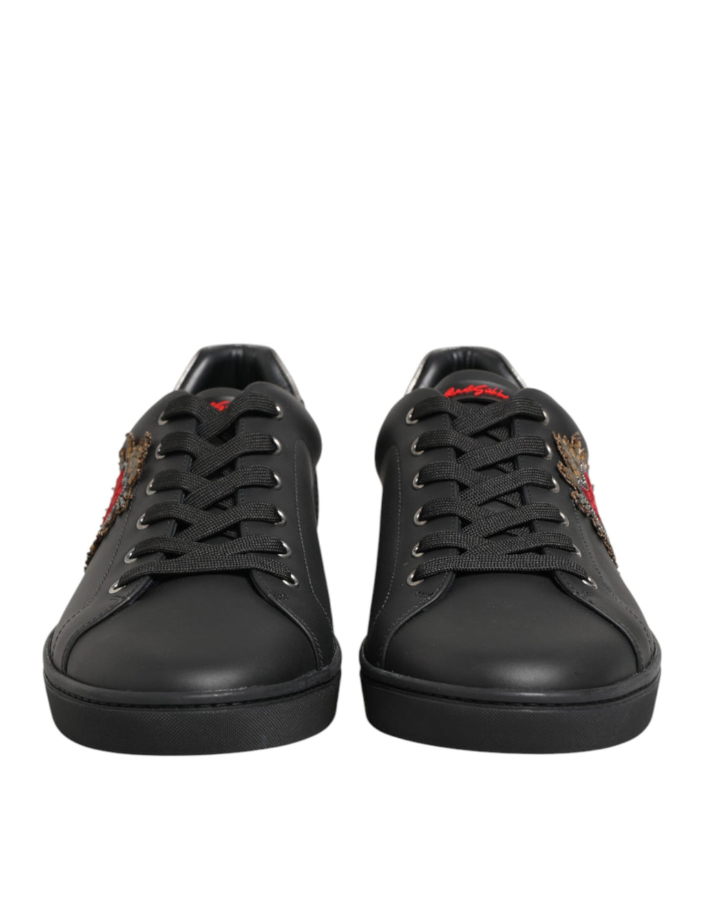 Sneakers en cuir noir Dolce & Gabbana avec embellissements en forme de cœur, chaussures sport élégantes pour femmes.