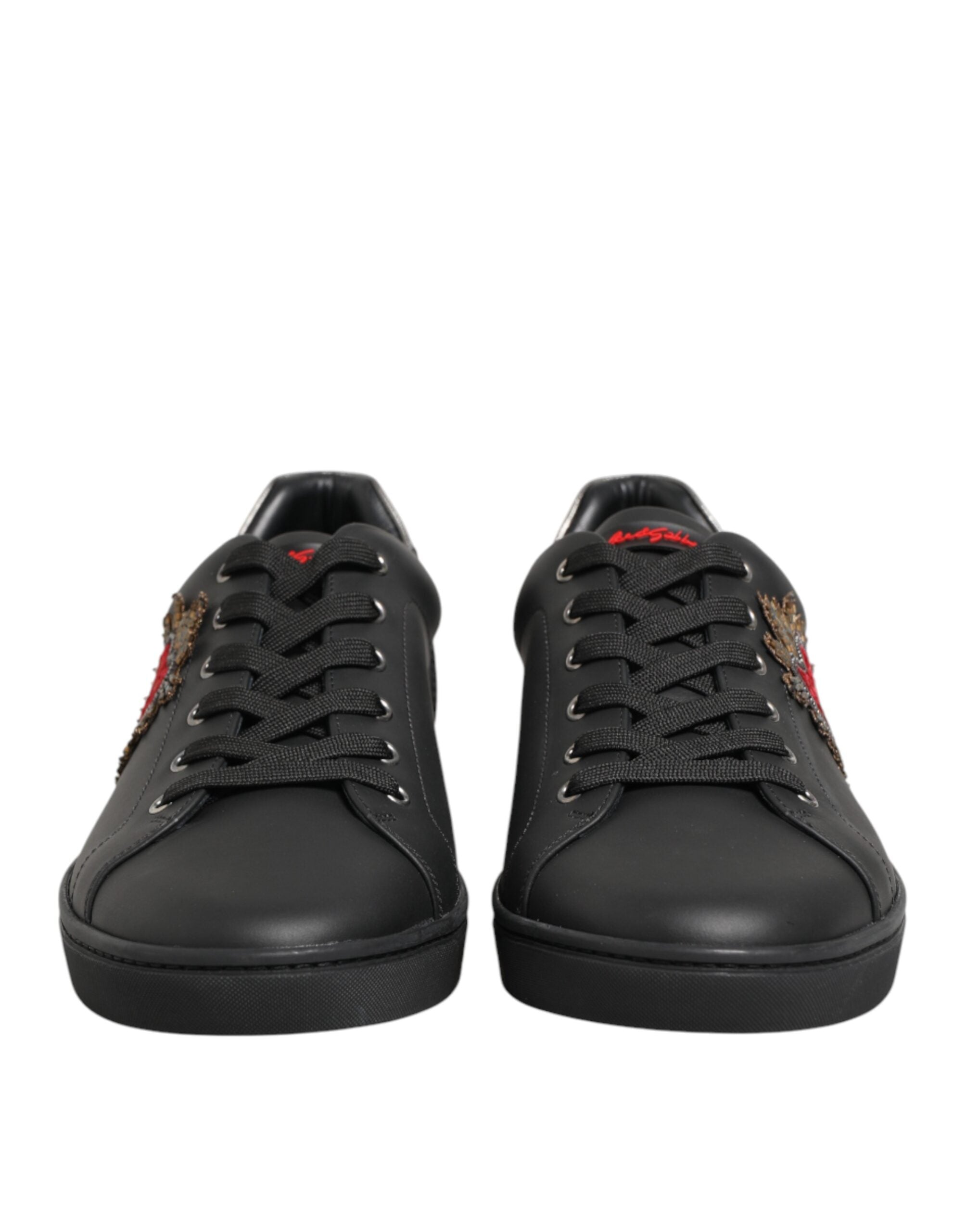Sneakers en cuir noir Dolce & Gabbana avec embellissements en forme de cœur, chaussures sport élégantes pour femmes.