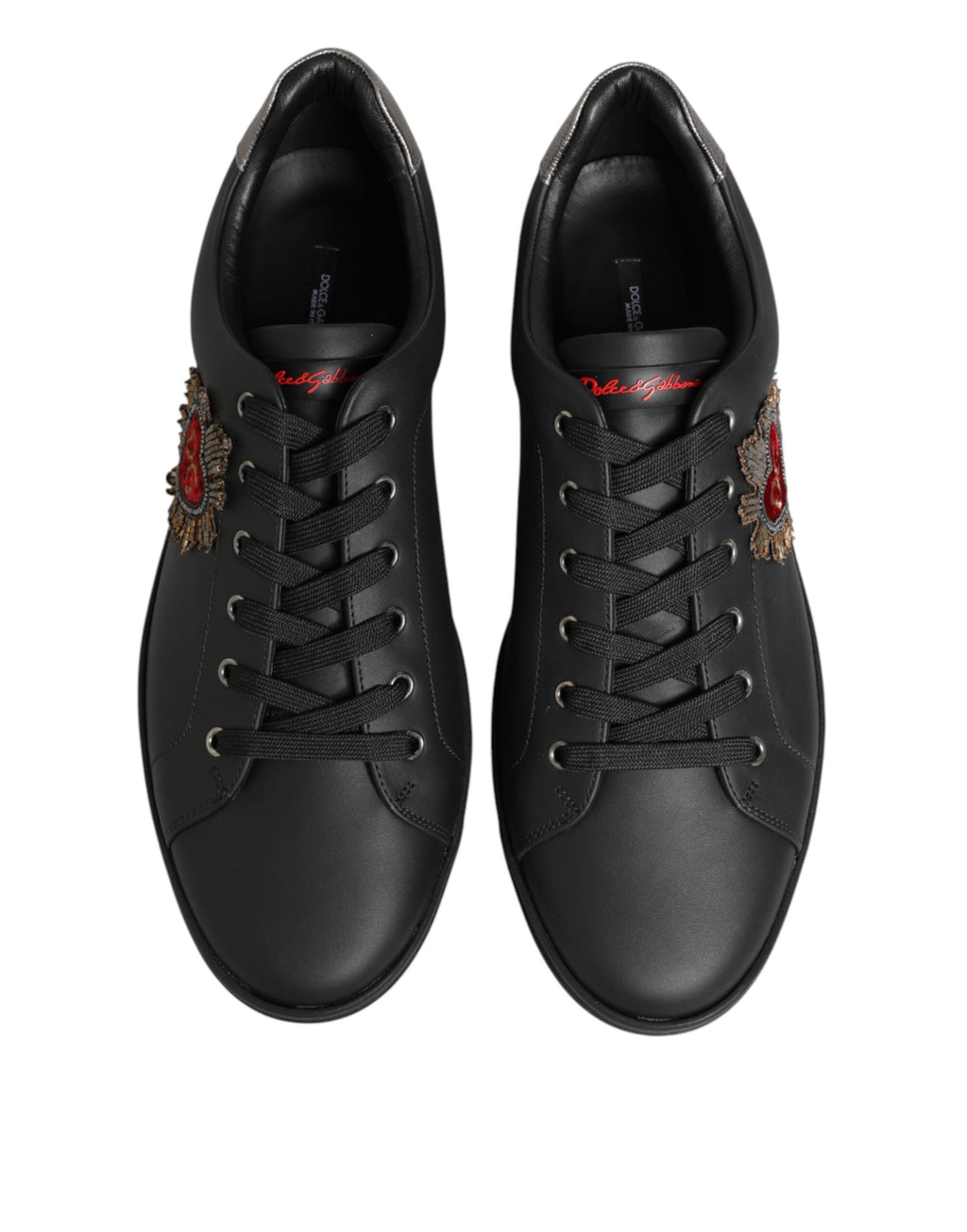 Sneakers Dolce & Gabbana en cuir noir avec embellissements en forme de cœur, chaussures de mode élégantes.