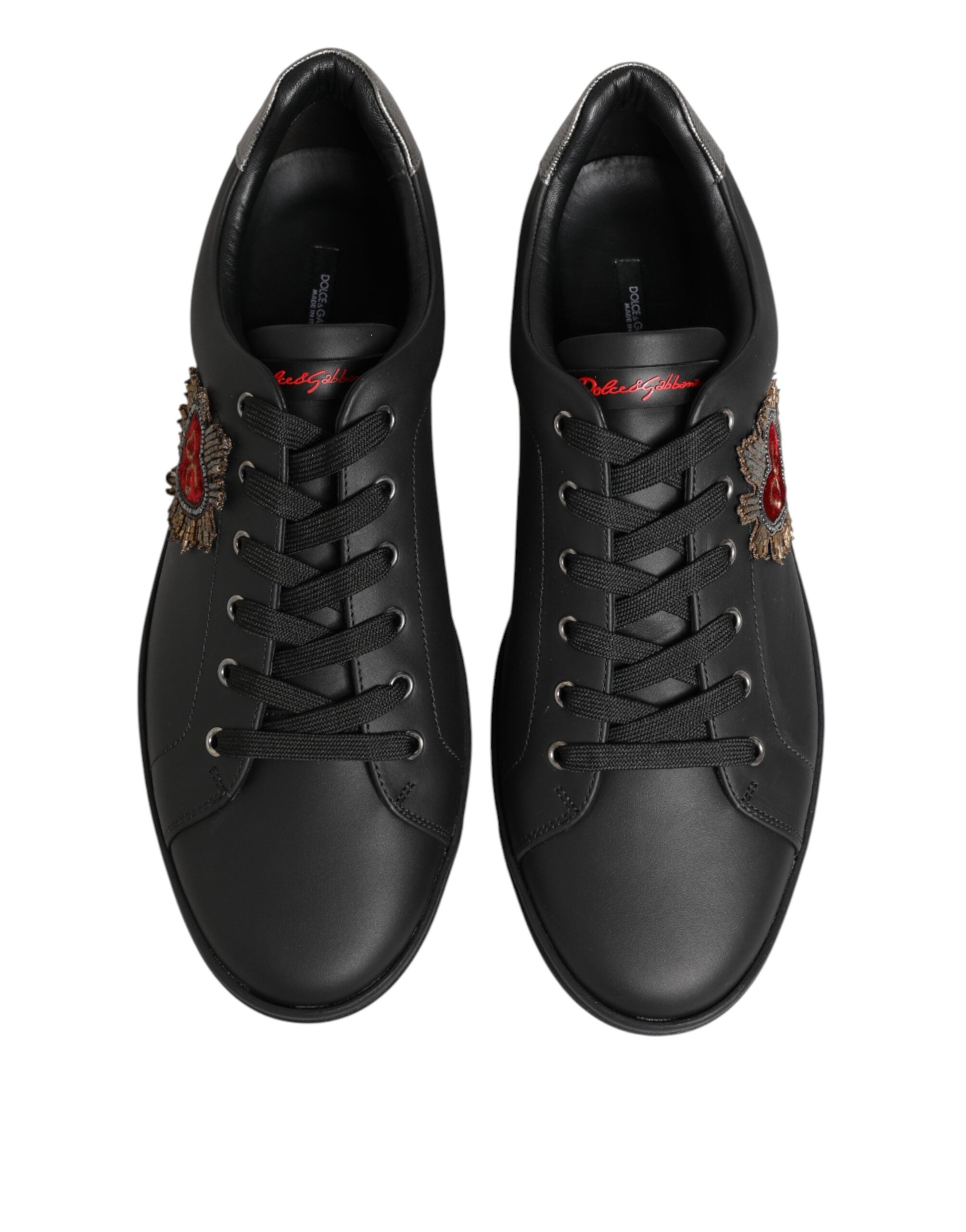 Sneakers Dolce & Gabbana en cuir noir avec embellissements en forme de cœur, chaussures de mode élégantes.