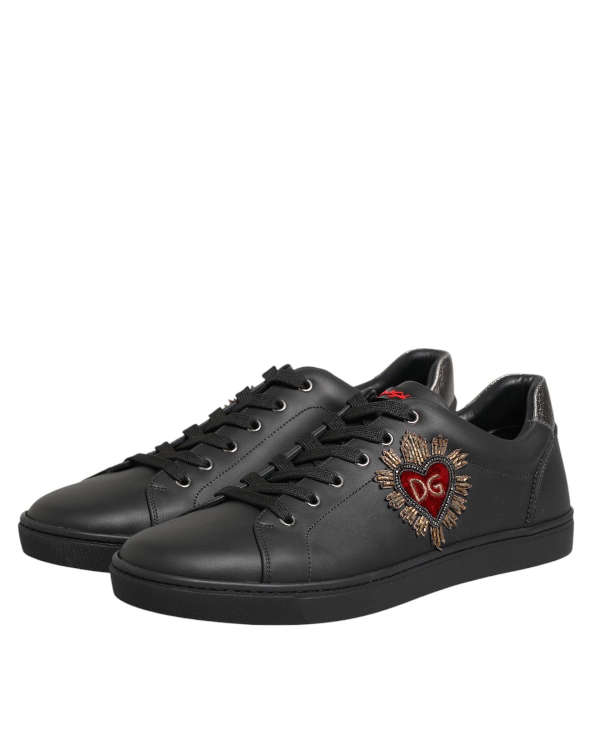 Chaussures sneakers noires Dolce & Gabbana en cuir avec embellissements en forme de cœur, style tendance et élégant.