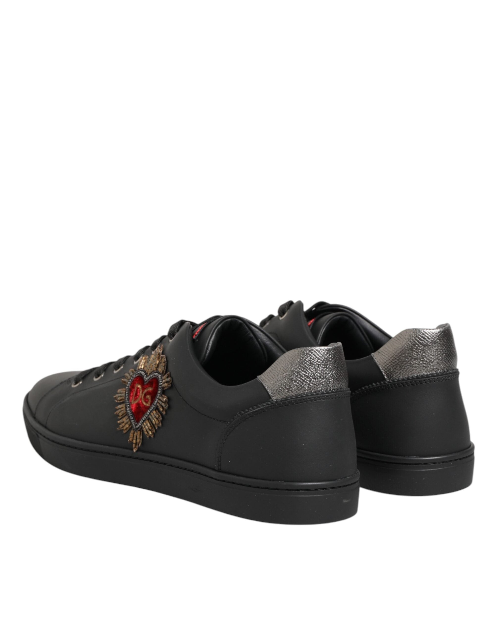 Sneakers Dolce & Gabbana en cuir noir avec embellissements en forme de cœur, chaussures de mode pour femmes et hommes.