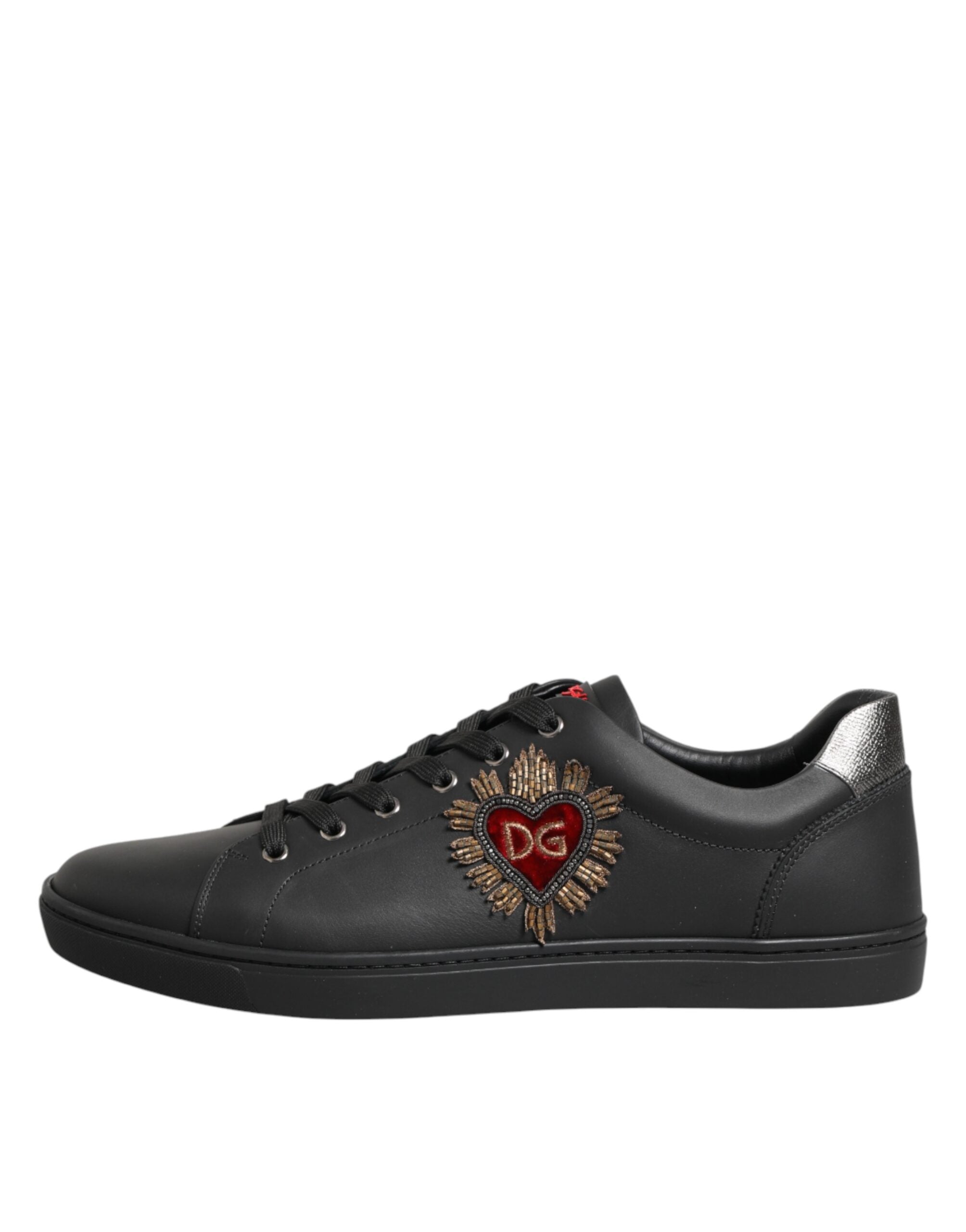Chaussures sneakers Dolce & Gabbana en cuir noir avec embellissements en forme de cœur.