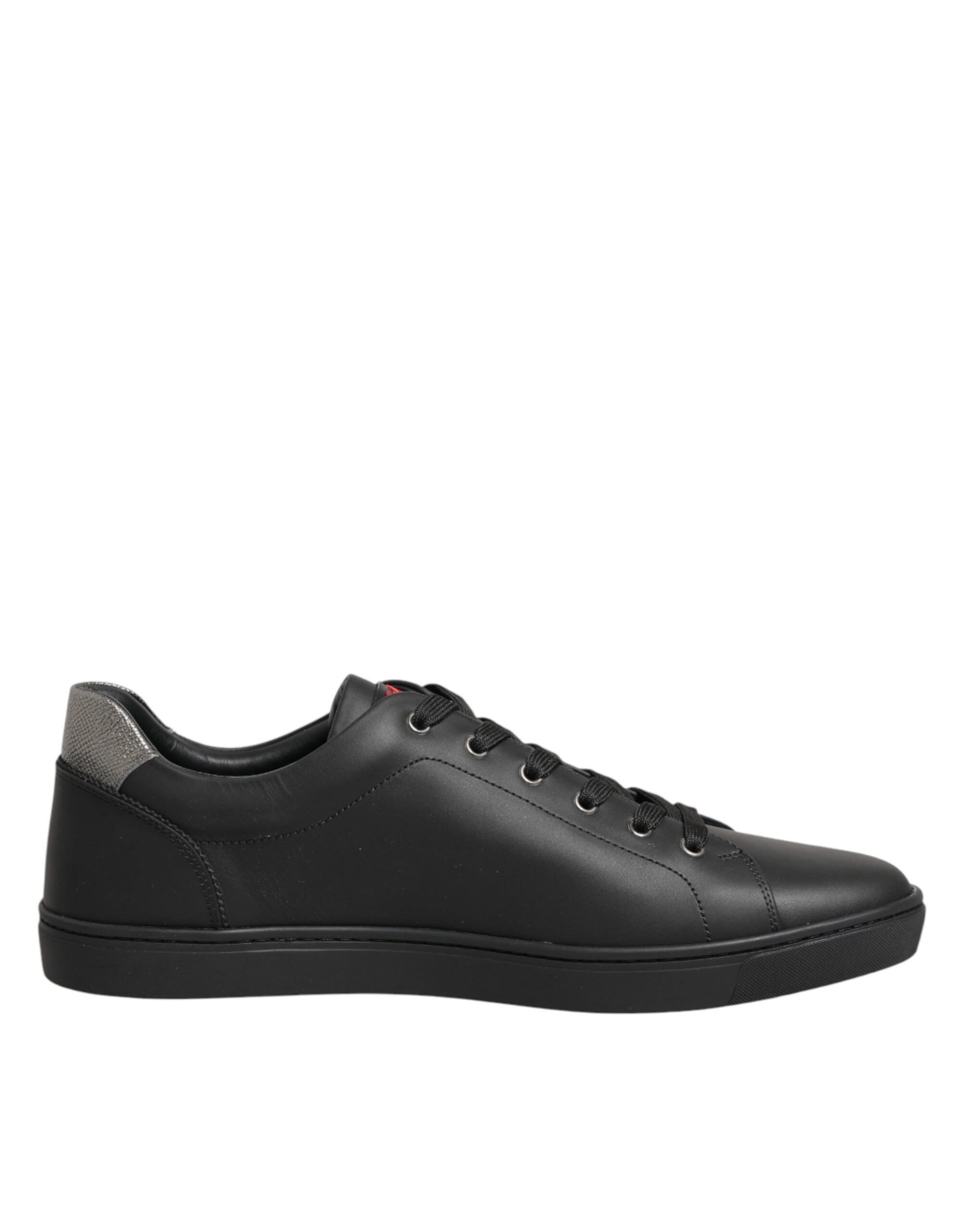 Chaussures sneakers Dolce & Gabbana en cuir noir avec détails en forme de cœur et embellissements.