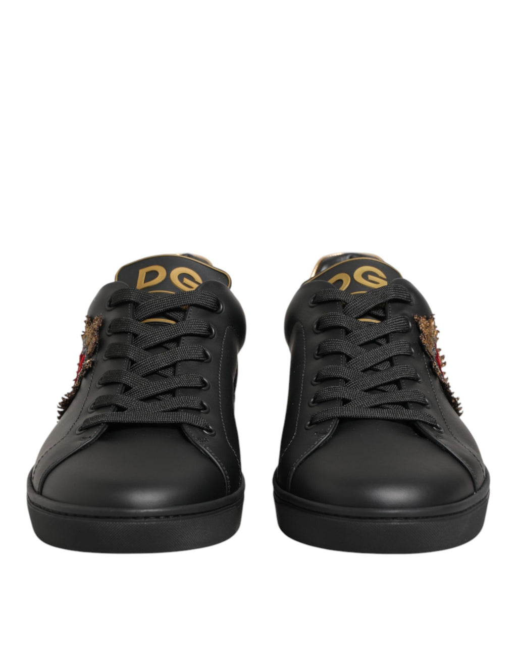 Chaussures sneakers Dolce & Gabbana en cuir noir avec embellissements en forme de cœur, style élégant et tendance.