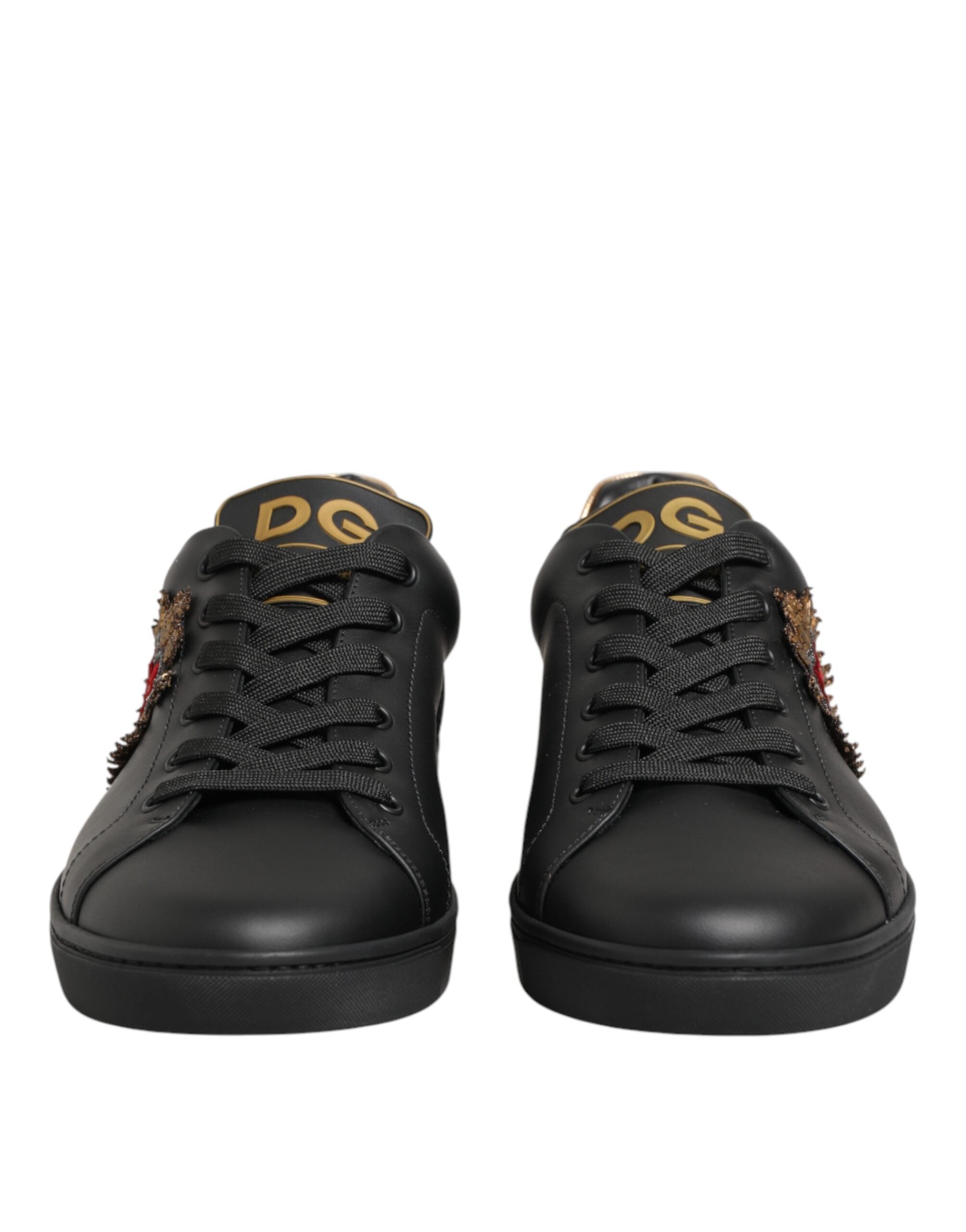 Chaussures sneakers Dolce & Gabbana en cuir noir avec embellissements en forme de cœur, style élégant et tendance.