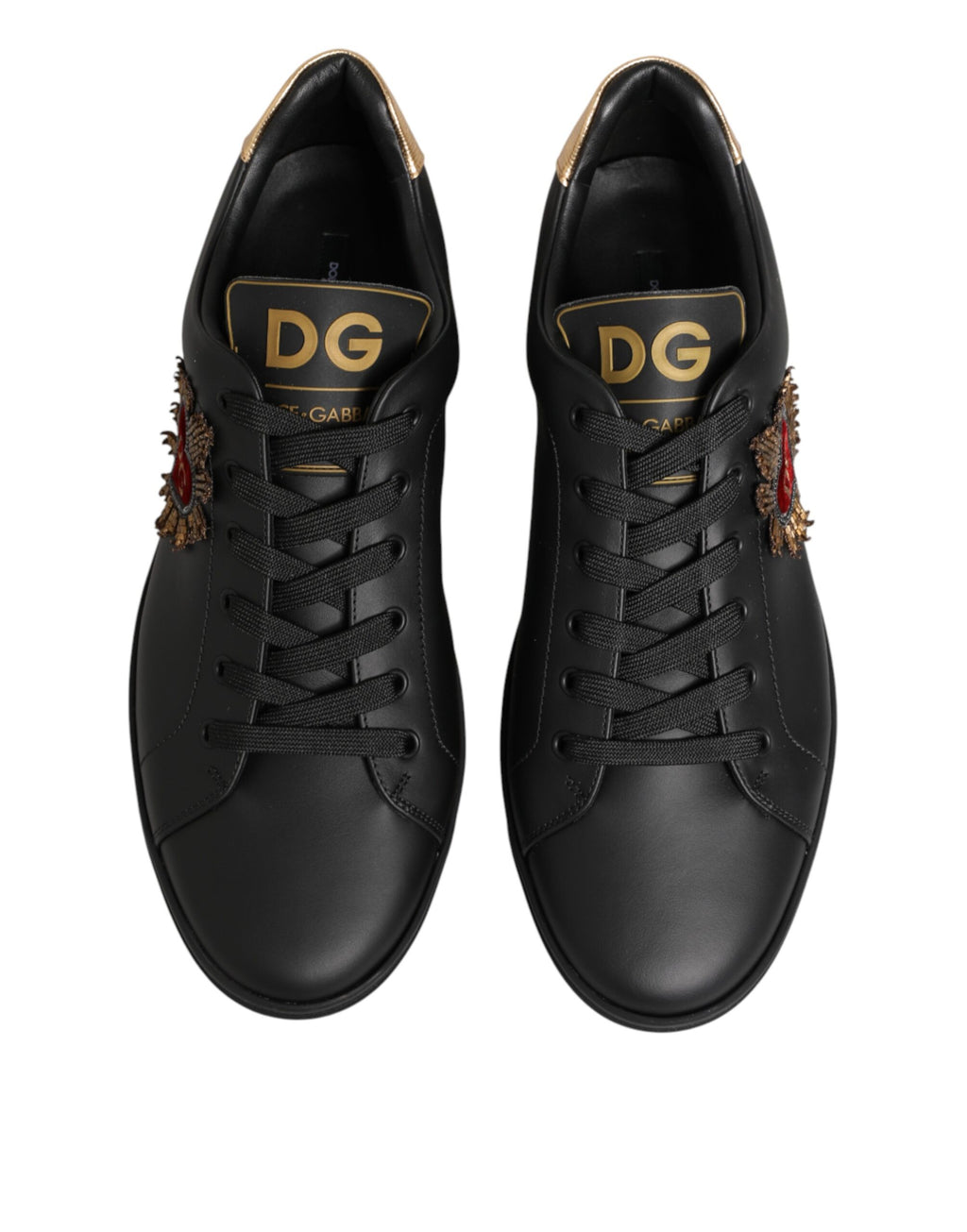 Chaussures sneakers Dolce & Gabbana en cuir noir avec embellissements en forme de cœur.