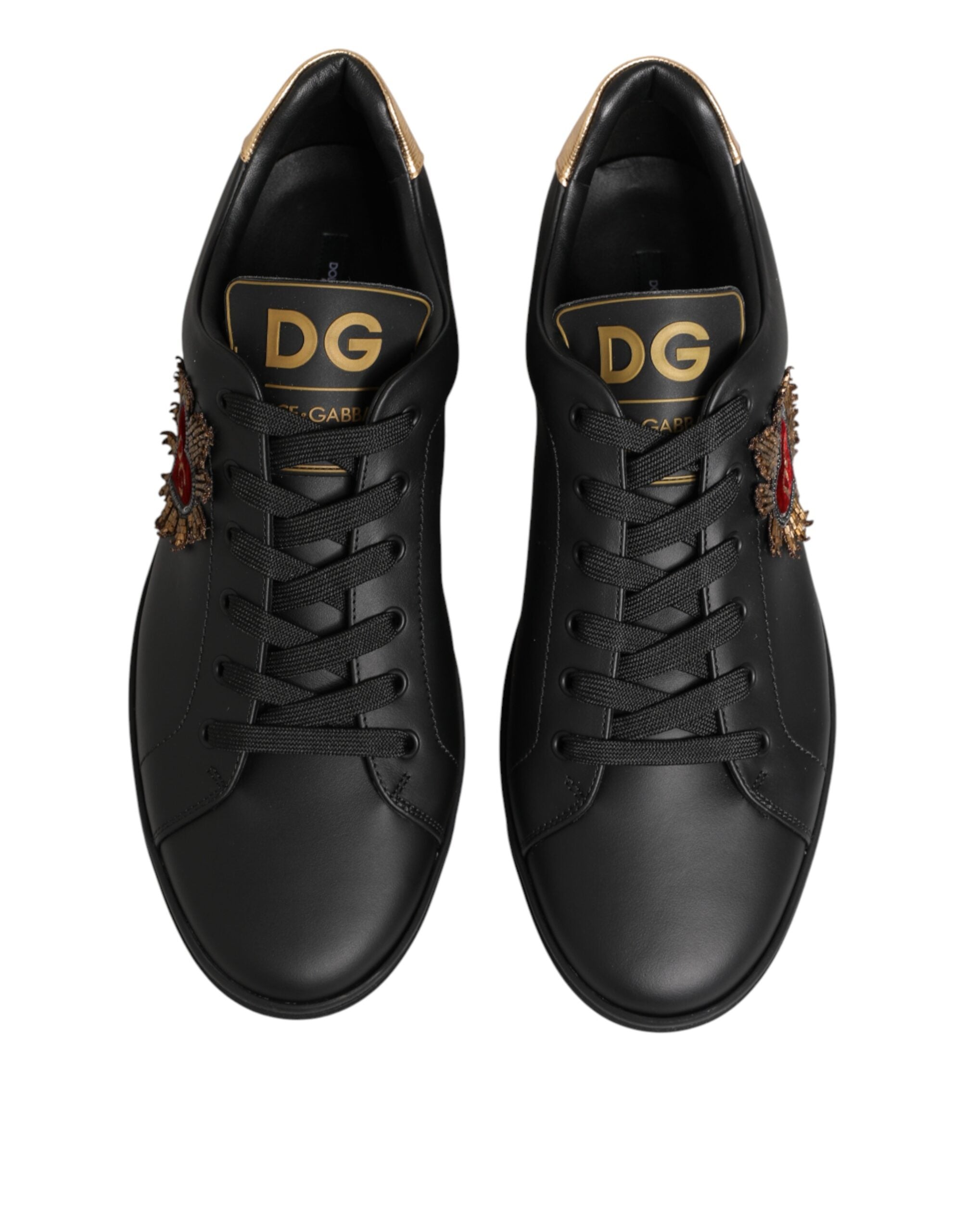 Chaussures sneakers Dolce & Gabbana en cuir noir avec embellissements en forme de cœur.