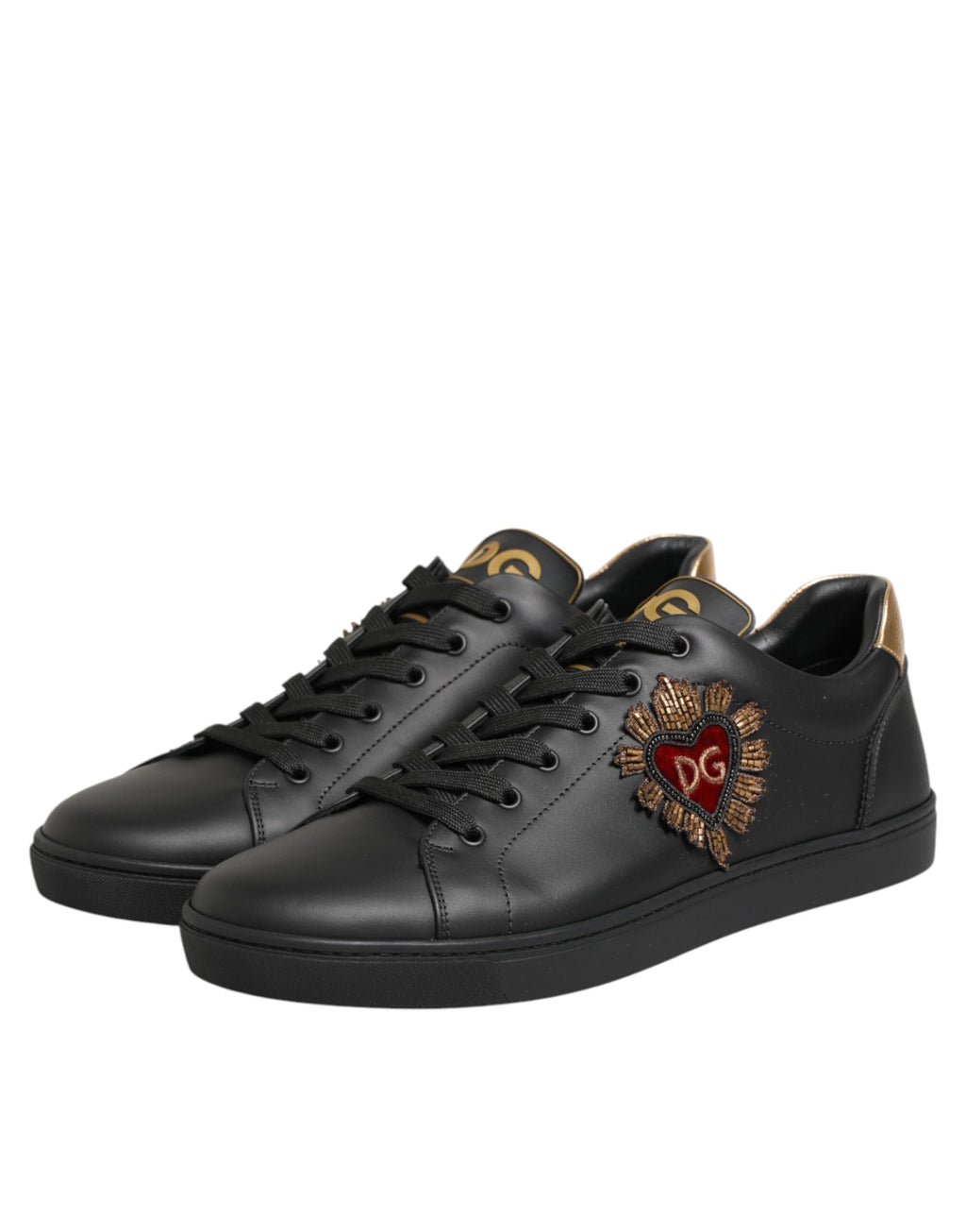 Sneakers Dolce & Gabbana en cuir noir avec embellissements en forme de cœur, chaussure de mode élégante.