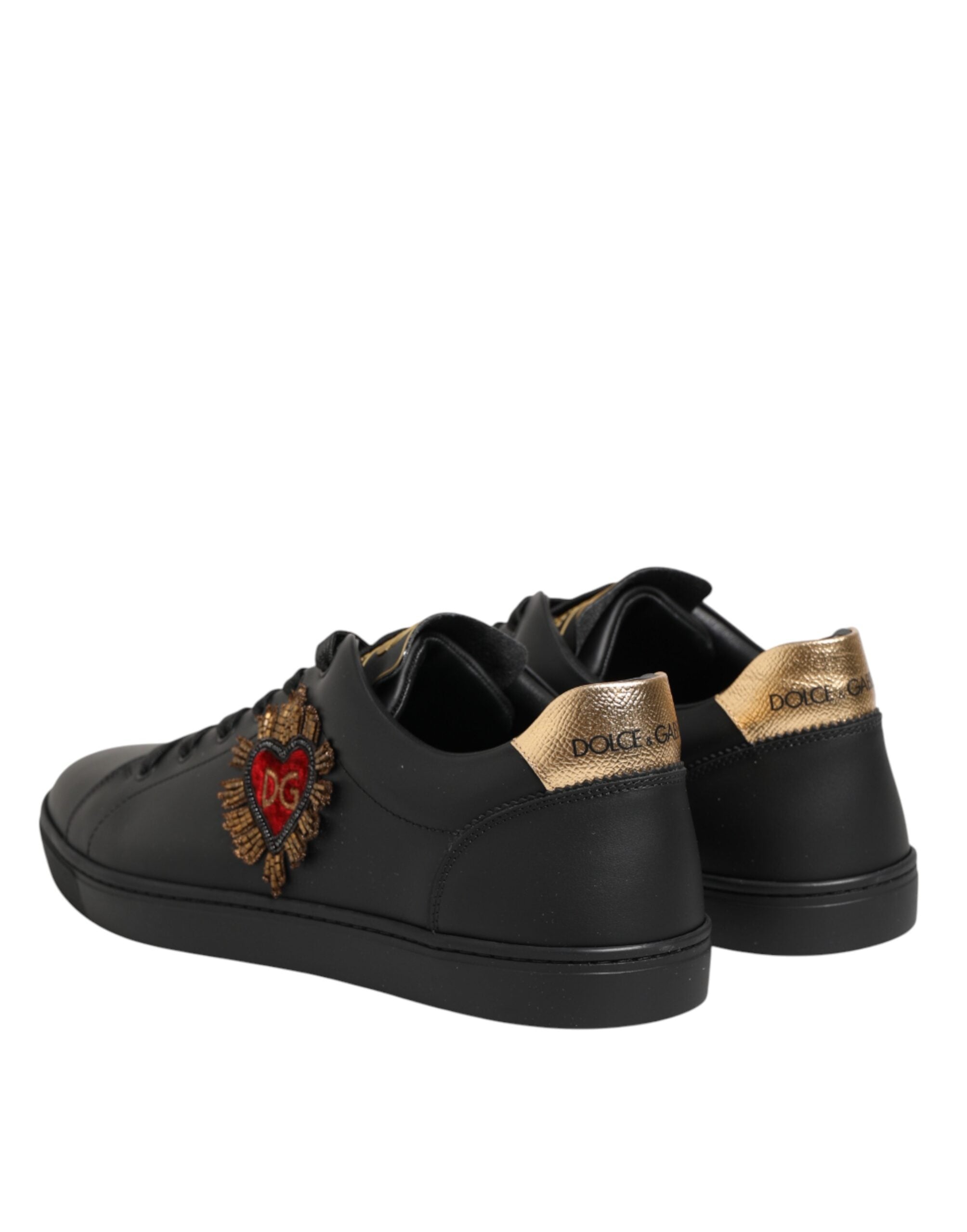 Chaussures sneakers Dolce & Gabbana en cuir noir avec embellissements en forme de cœur, style élégant et tendance.
