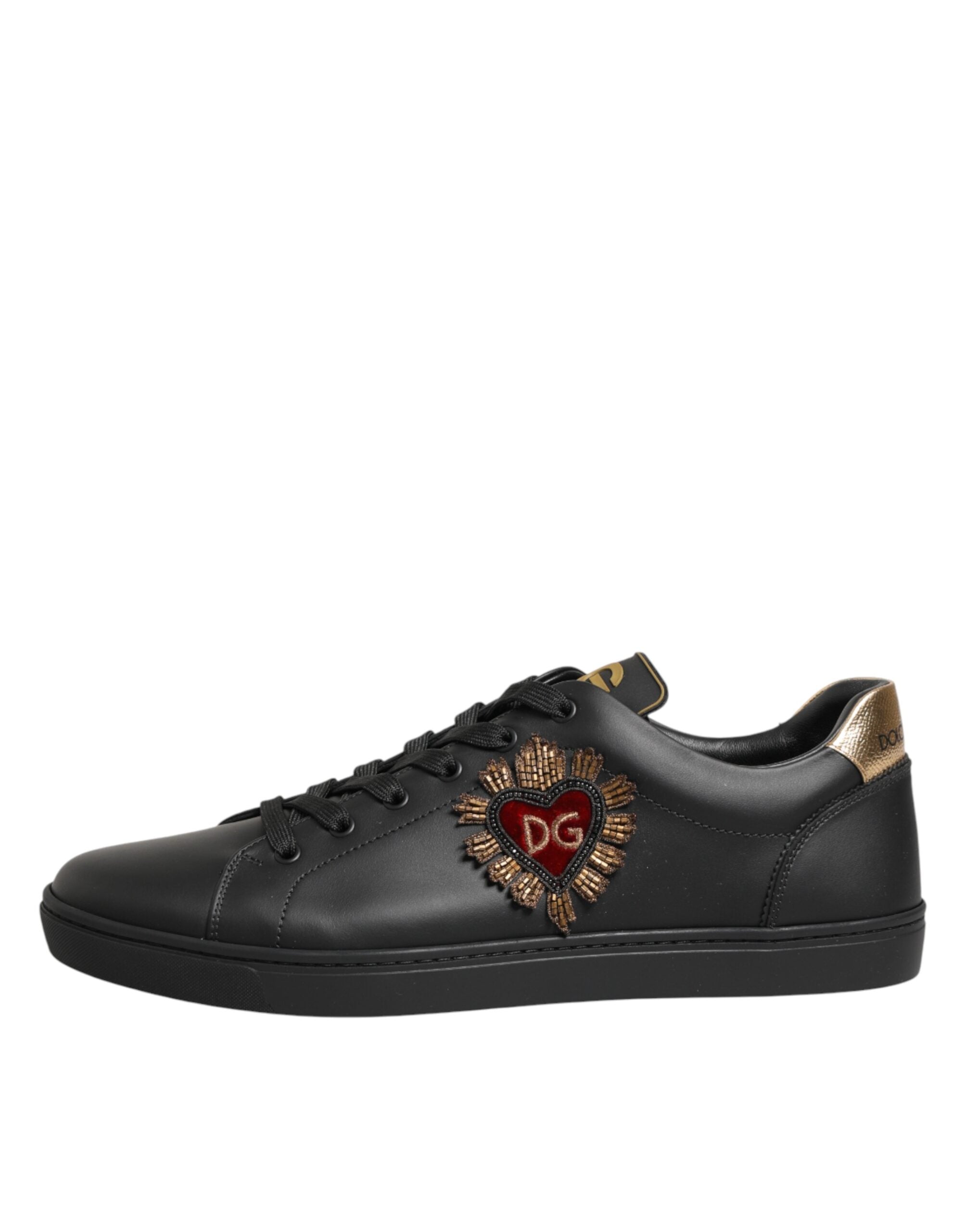 Chaussures sneakers Dolce & Gabbana en cuir noir avec détails de cœur ornés, style élégant et tendance.