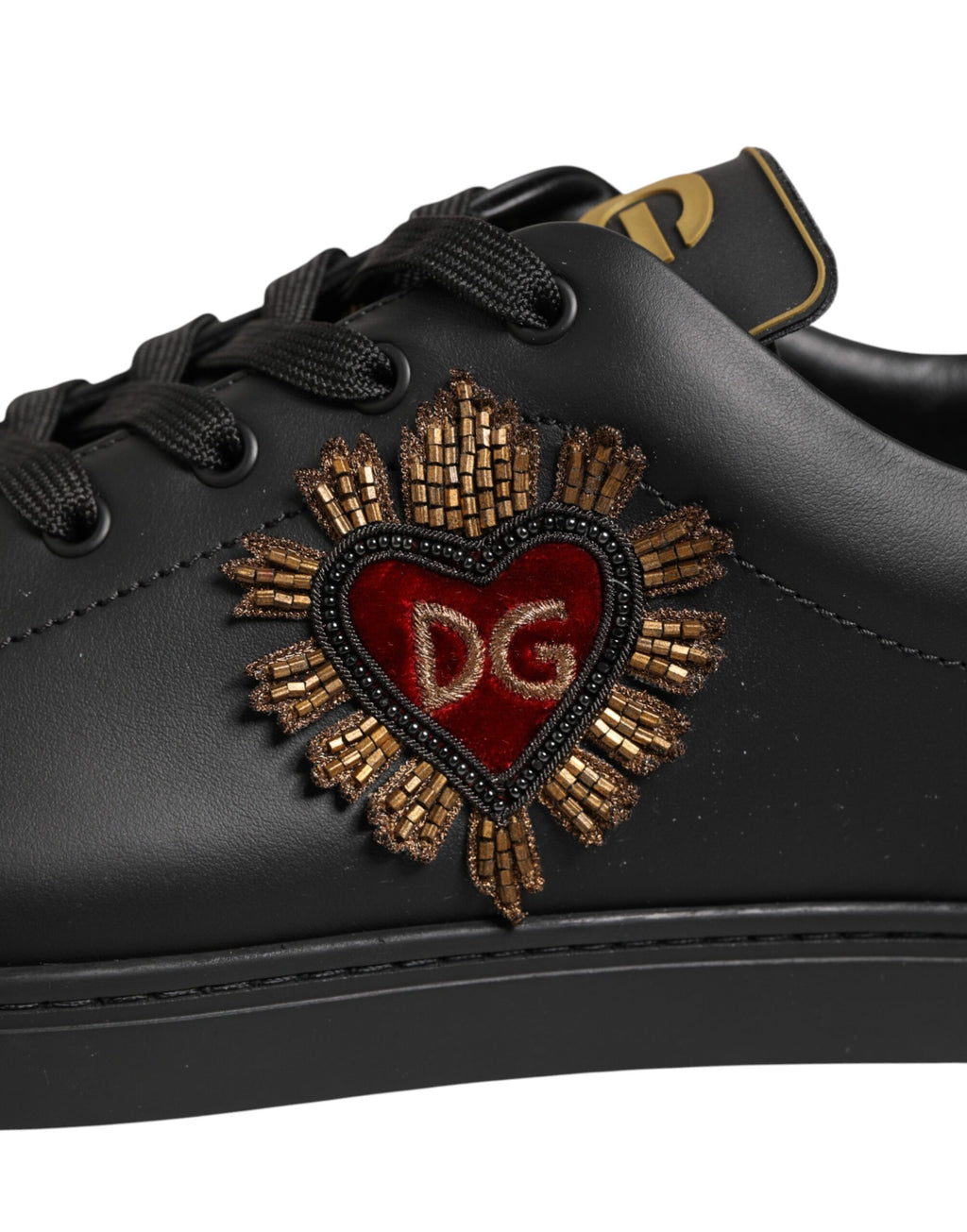 Chaussures sneakers en cuir noir Dolce & Gabbana avec embellissements en forme de cœur, style élégant et tendance.