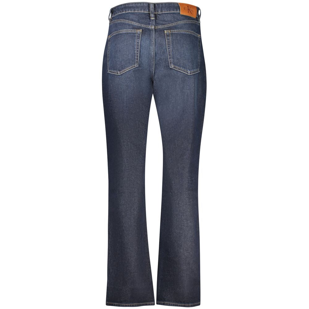 Jeans pour femmes Calvin Klein en coton bleu, taille haute, ajustés, avec ceinture et poches visibles.