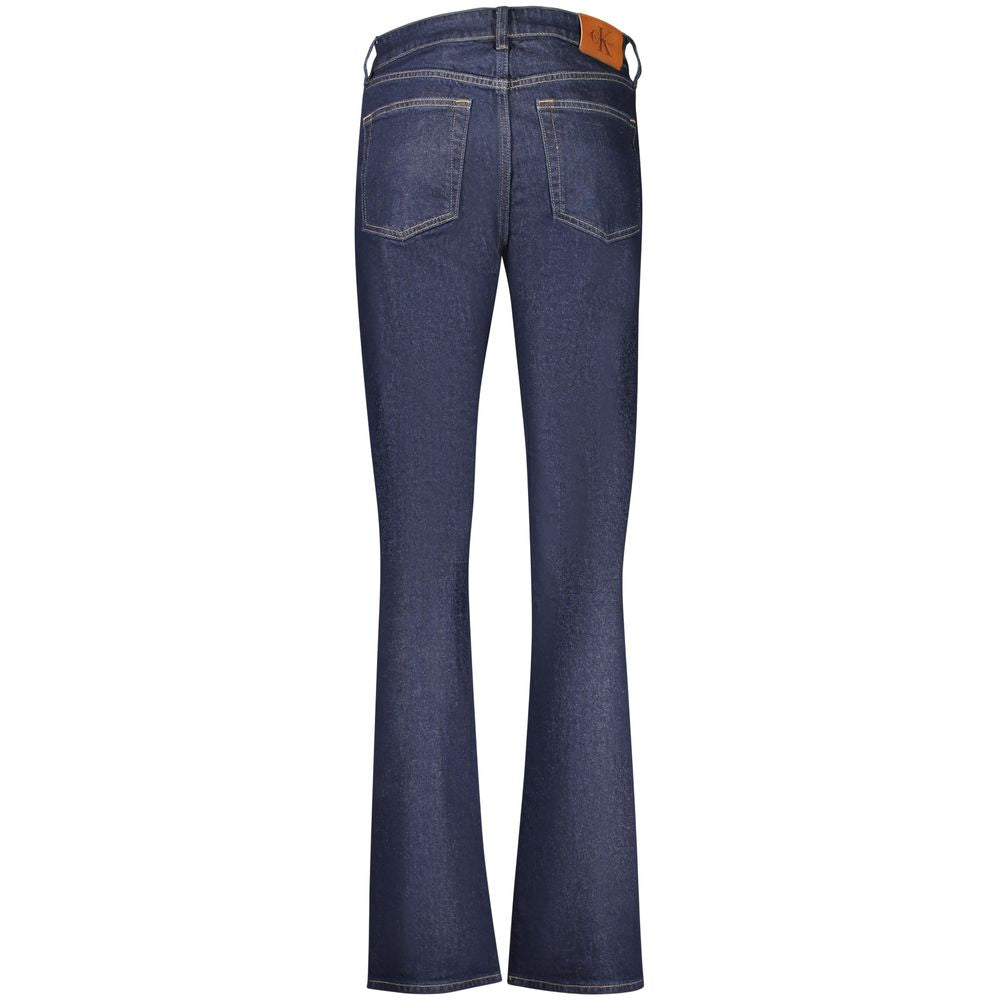 Jeans pour femmes Calvin Klein Blu en coton, coupe classique, denim bleu clair avec détails de couture visibles.