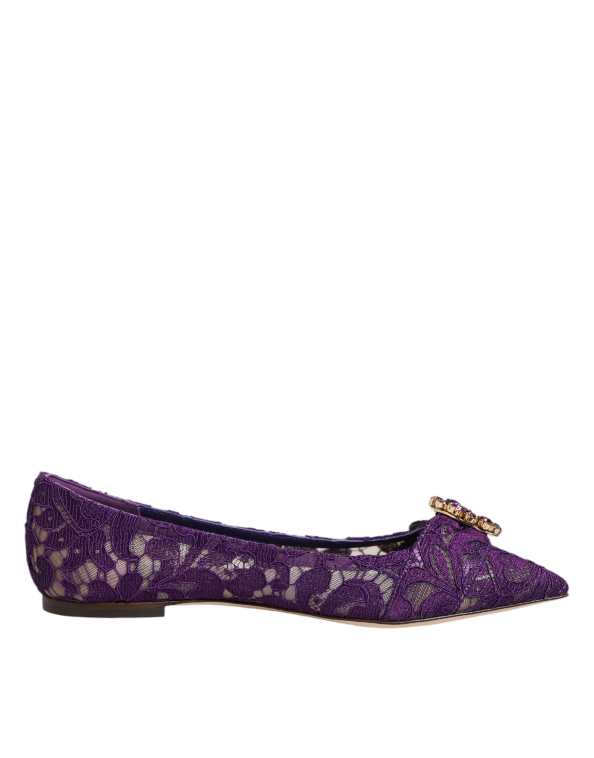 Chaussures plates Dolce & Gabbana Taormina en dentelle violette ornée de cristaux, mode élégante et raffinée.