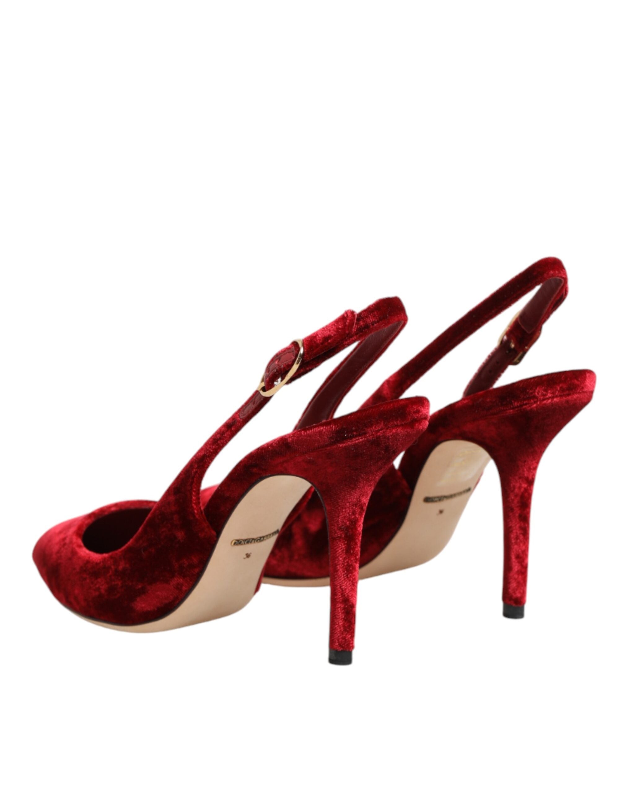 Chaussures à talons hauts en daim rouge Dolce & Gabbana, sandales slingbacks élégantes avec design sophistiqué.