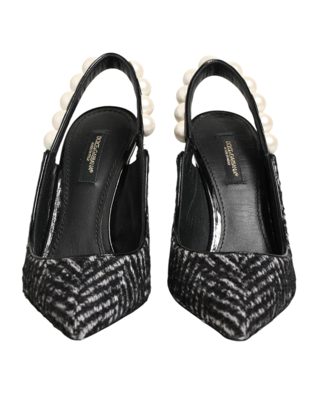 Chaussures Dolce & Gabbana slingbacks blanches et noires à motif chevron et fausses perles, style élégant et sophistiqué.