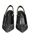 Chaussures Dolce & Gabbana slingbacks blanches et noires à motif chevron et fausses perles, style élégant et sophistiqué.