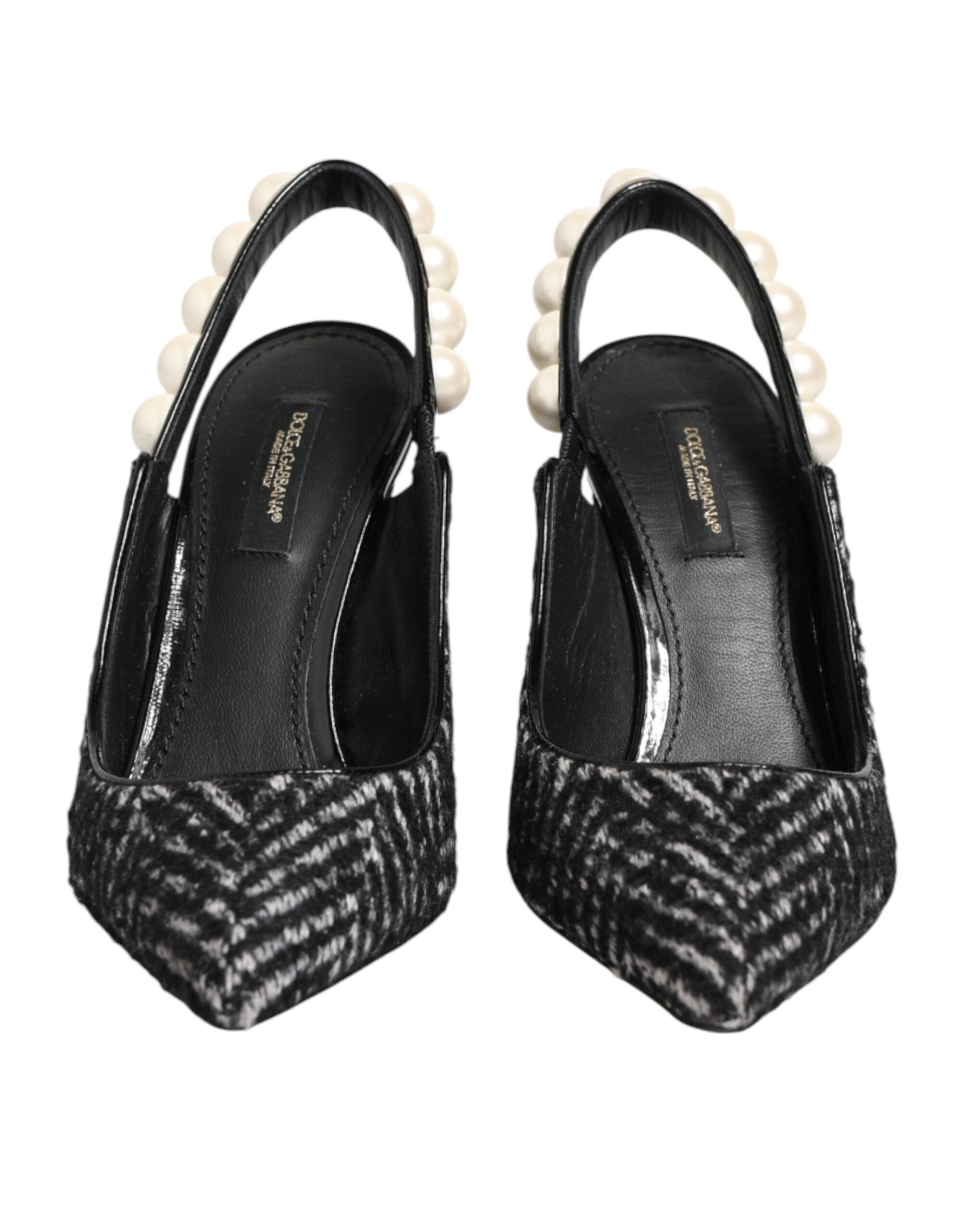 Chaussures Dolce & Gabbana slingbacks blanches et noires à motif chevron et fausses perles, style élégant et sophistiqué.