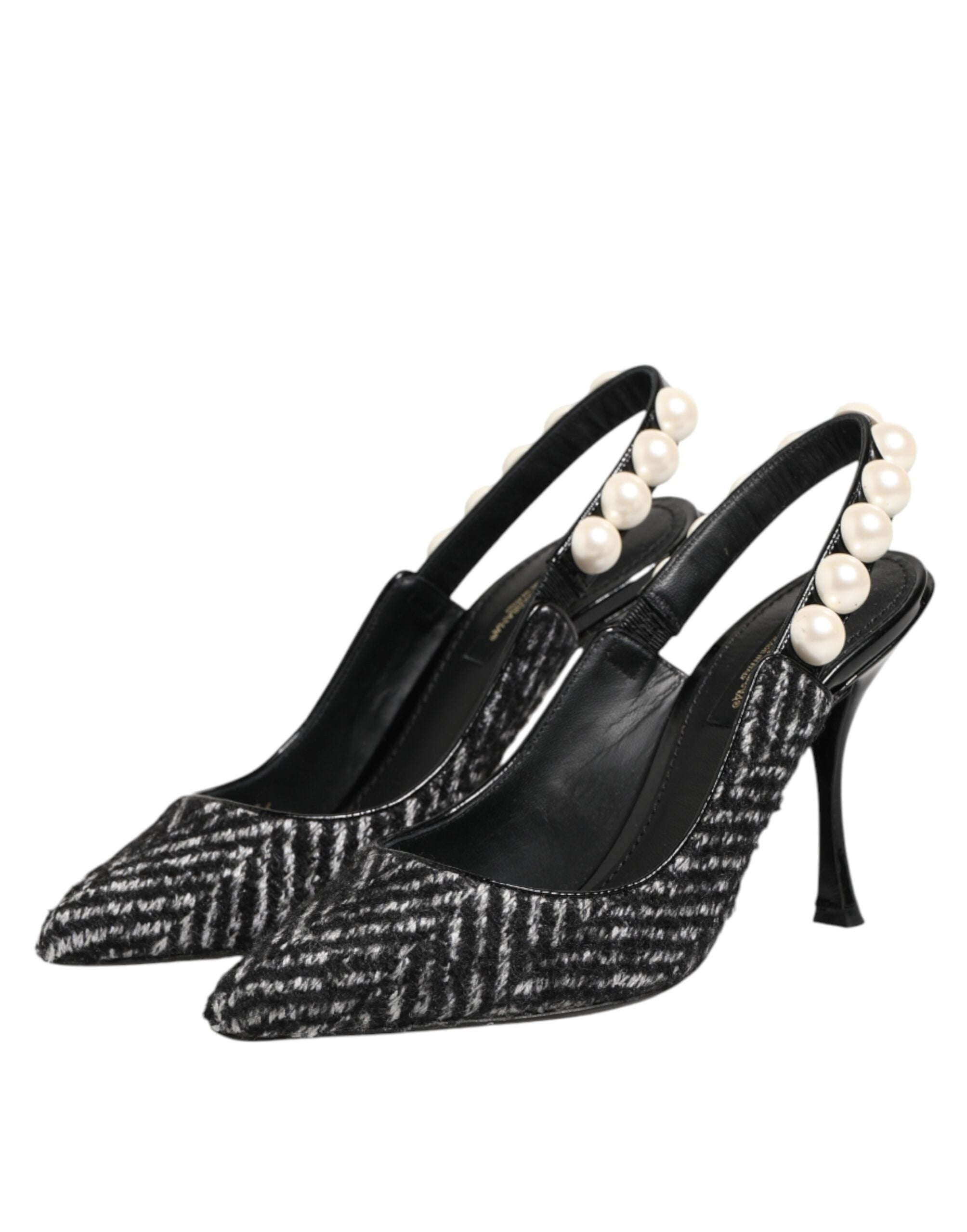 Chaussures à talons Dolce & Gabbana en satin blanc et noir avec perles faux chevron et bride à talon slingback.