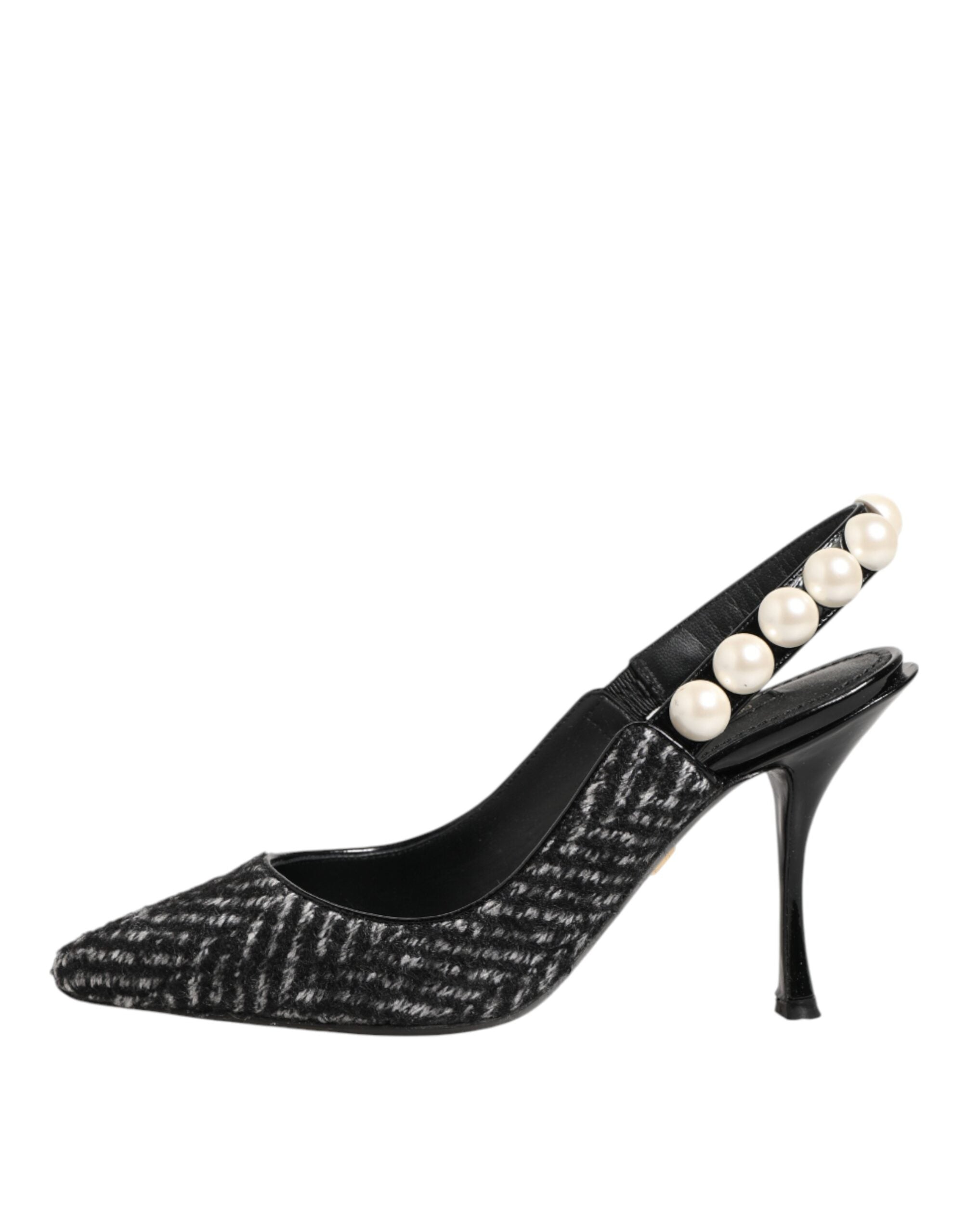 Chaussures slingbacks Dolce & Gabbana blanches et noires avec chevrons en perles faux, élégantes et sophistiquées.
