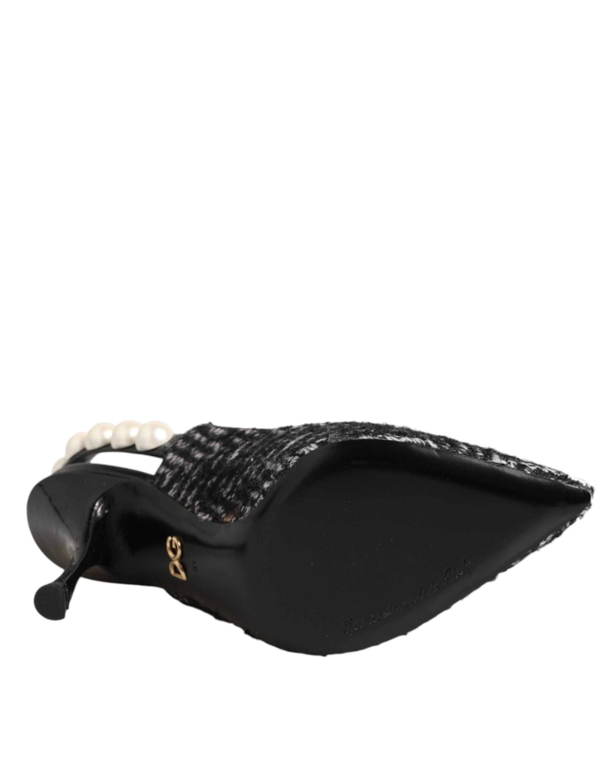 Chaussures Dolce & Gabbana slingbacks blanches et noires avec chevrons et perles fantaisie, élégantes et sophistiquées.